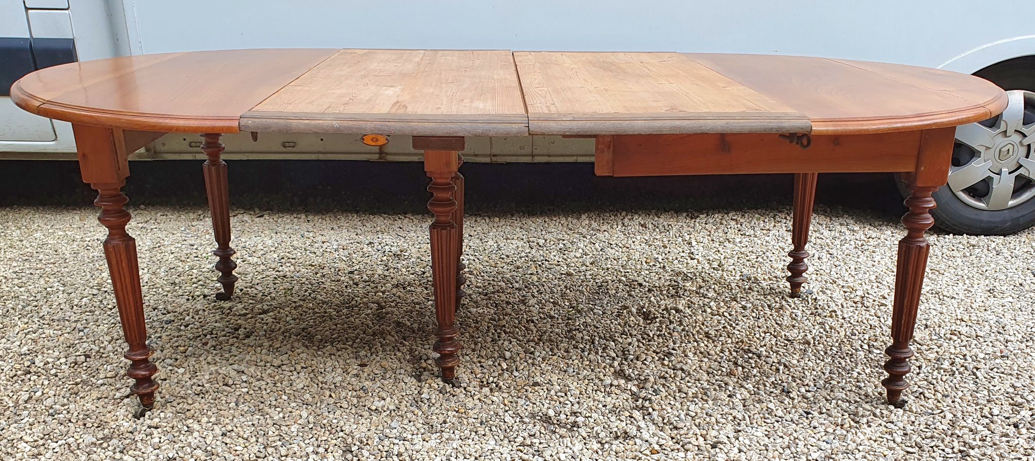 Table ovale 6 pieds avec allonges patine caramel