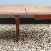 Table ovale 6 pieds avec allonges patine caramel