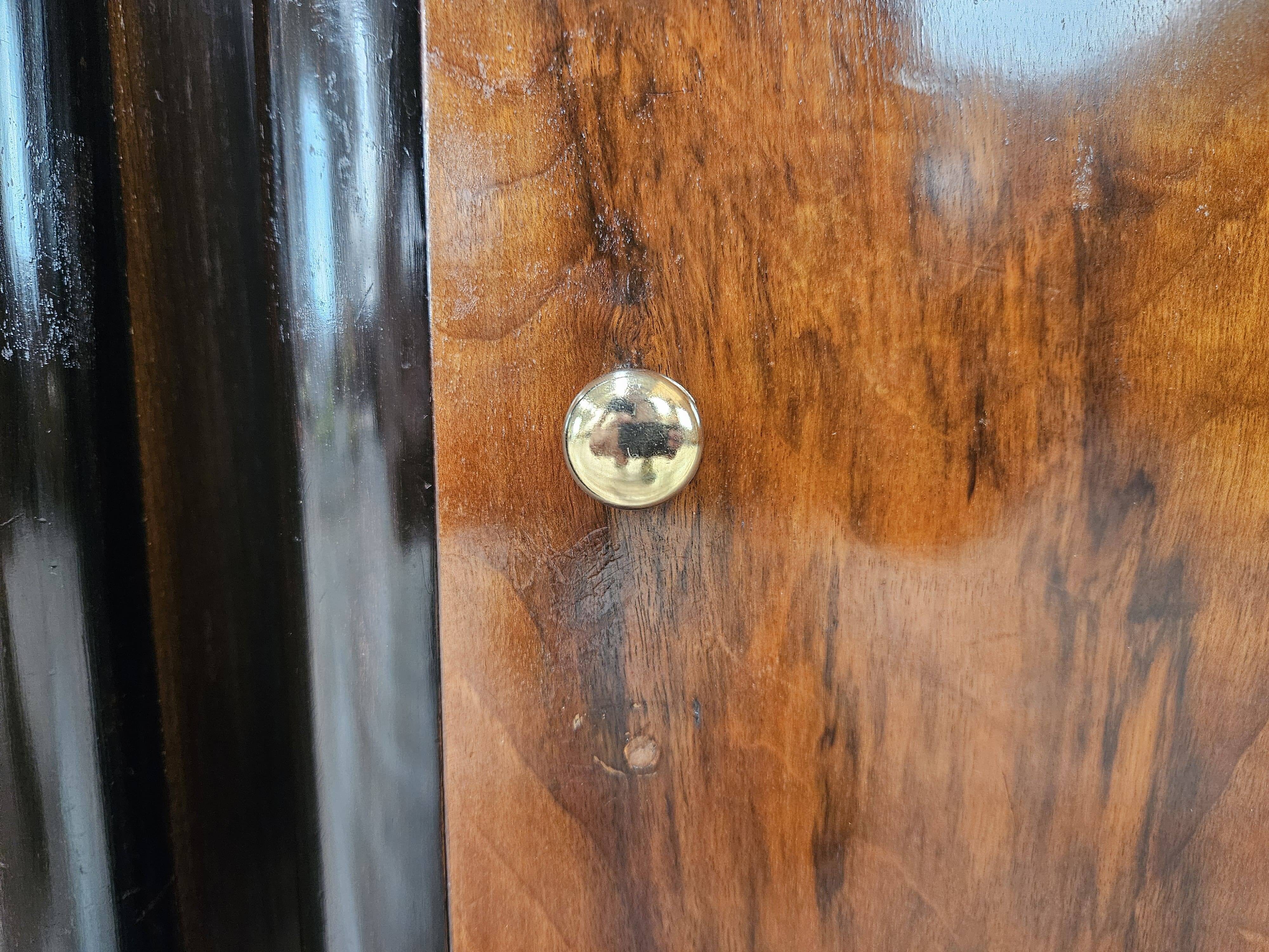 Art Decò bedside tables in walnut burl with pink glass top