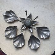 Vintage flower ashtray with removable petals