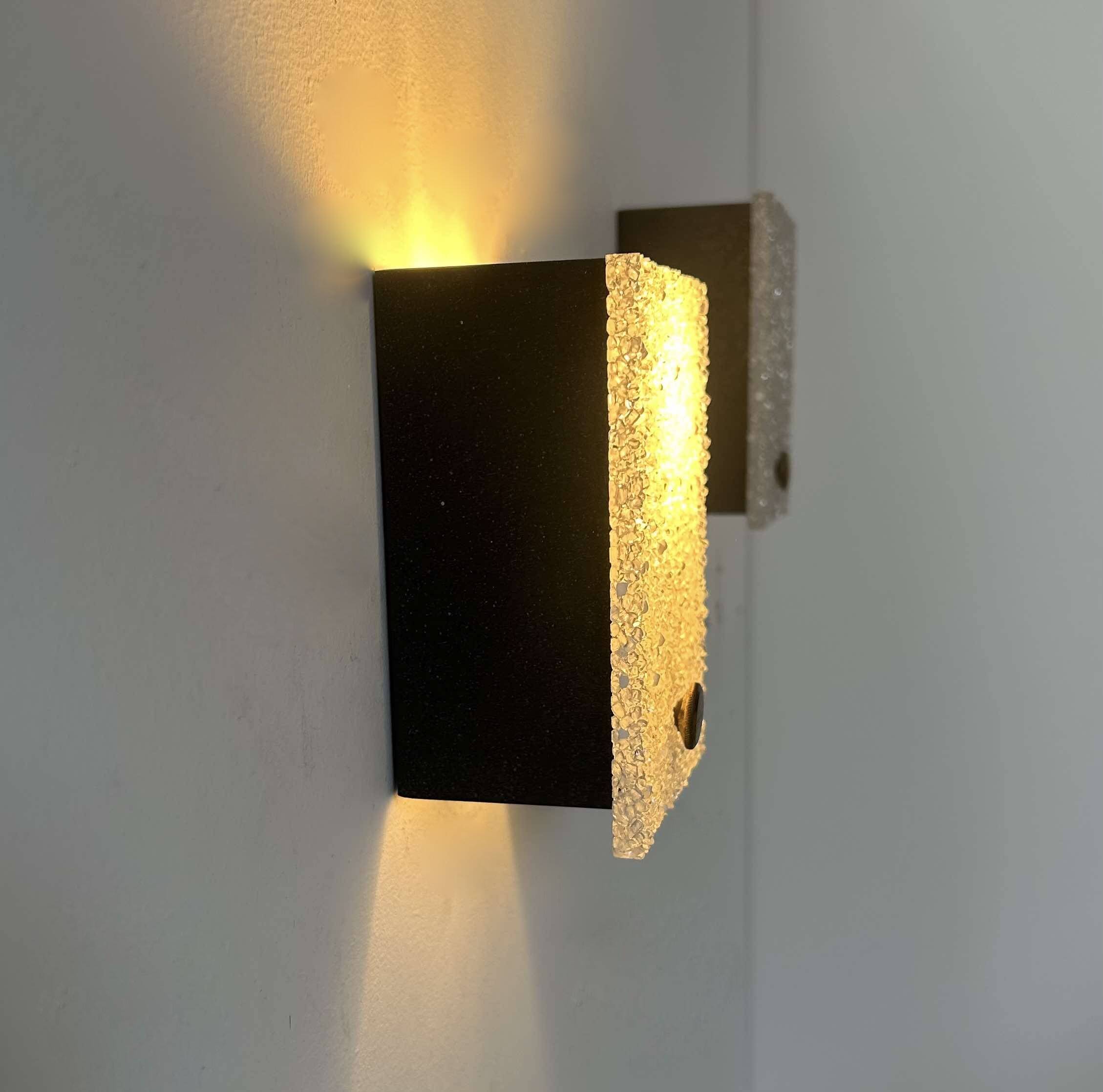 Paire d'applique  vintage, Perspex et métal laqué noir, France 1960