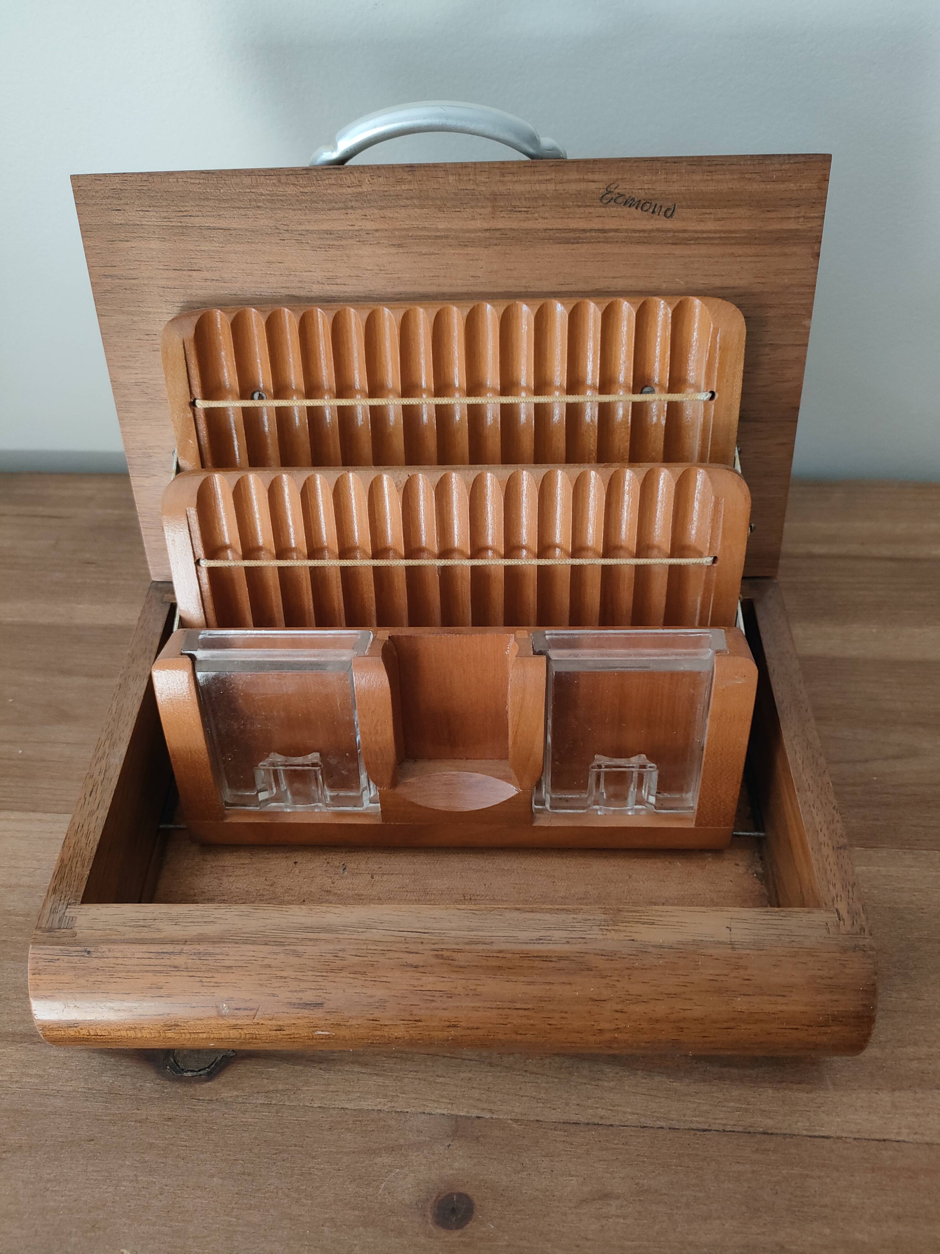 Vintage cigarette box signed Ermond with 2 integrated ashtrays.