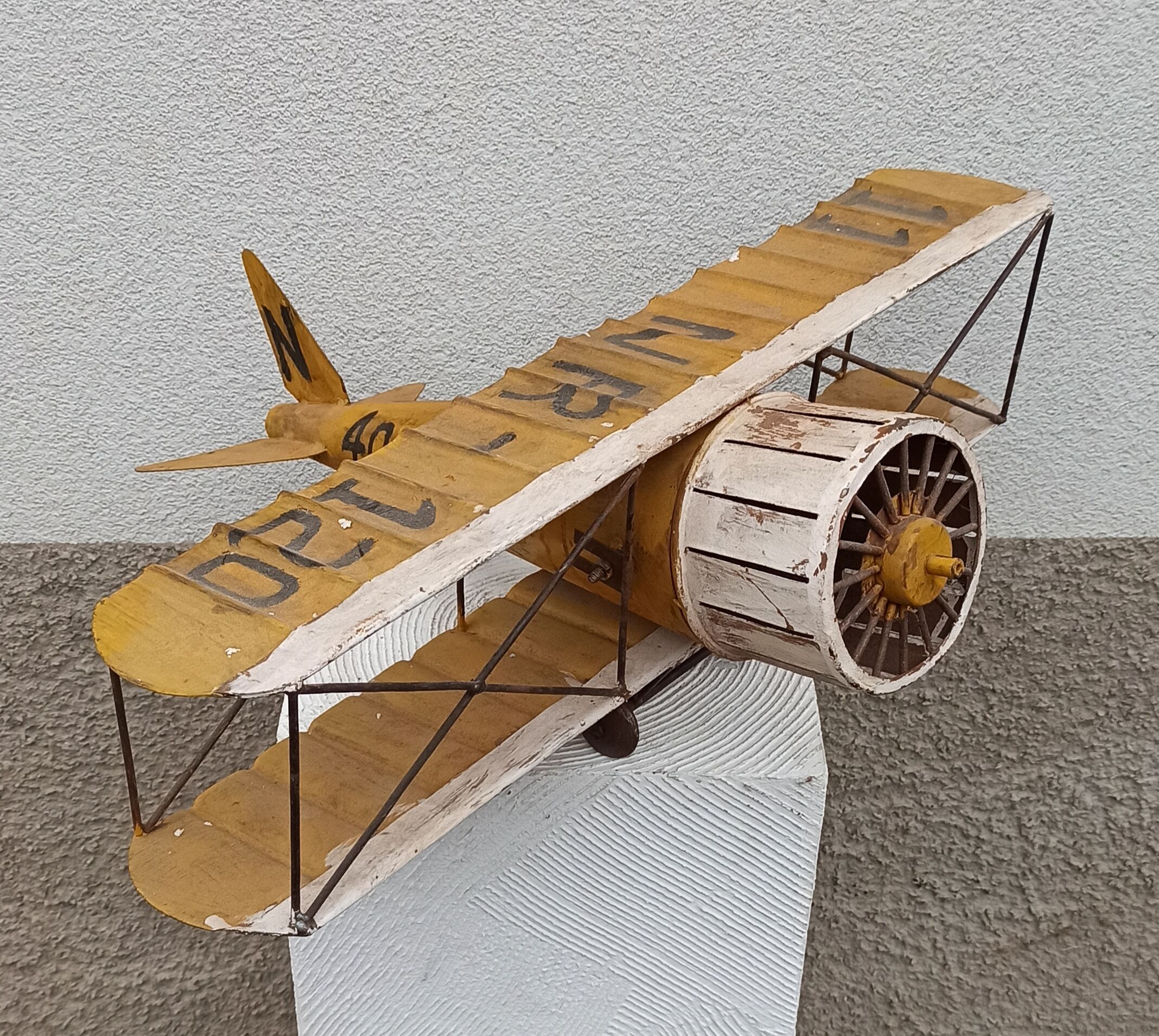 Avion miniature en métal