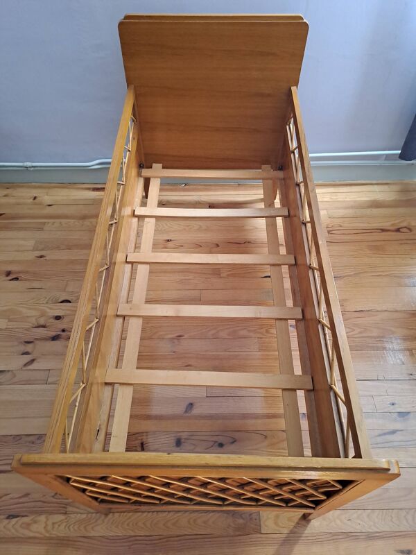 Lit bébé bois massif et rotin années 1960