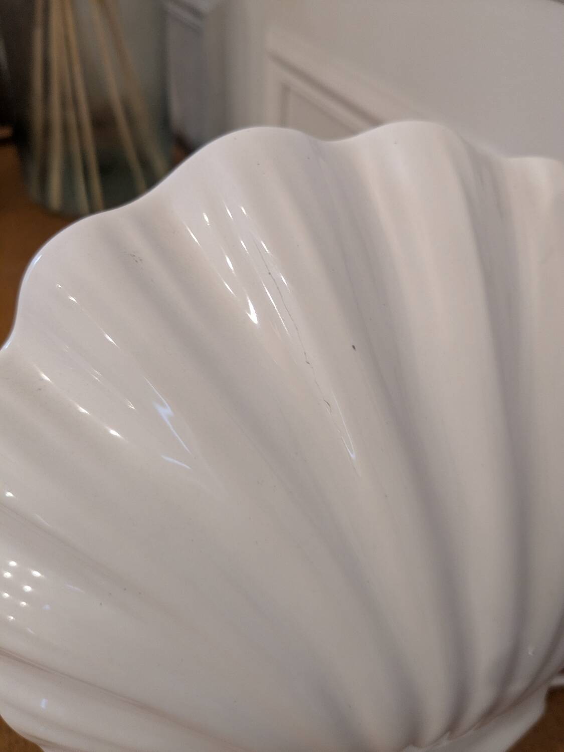 Vintage ceramic shell lamp