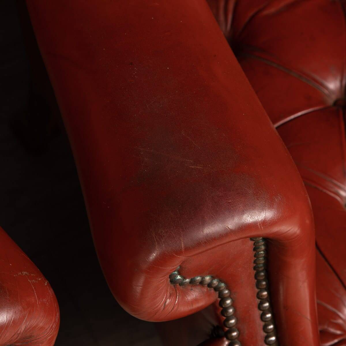 Stylish 20thc pair of english leather wing back armchairs c.1970