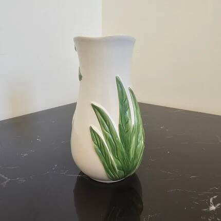 Vase in slipware with Arum flowers