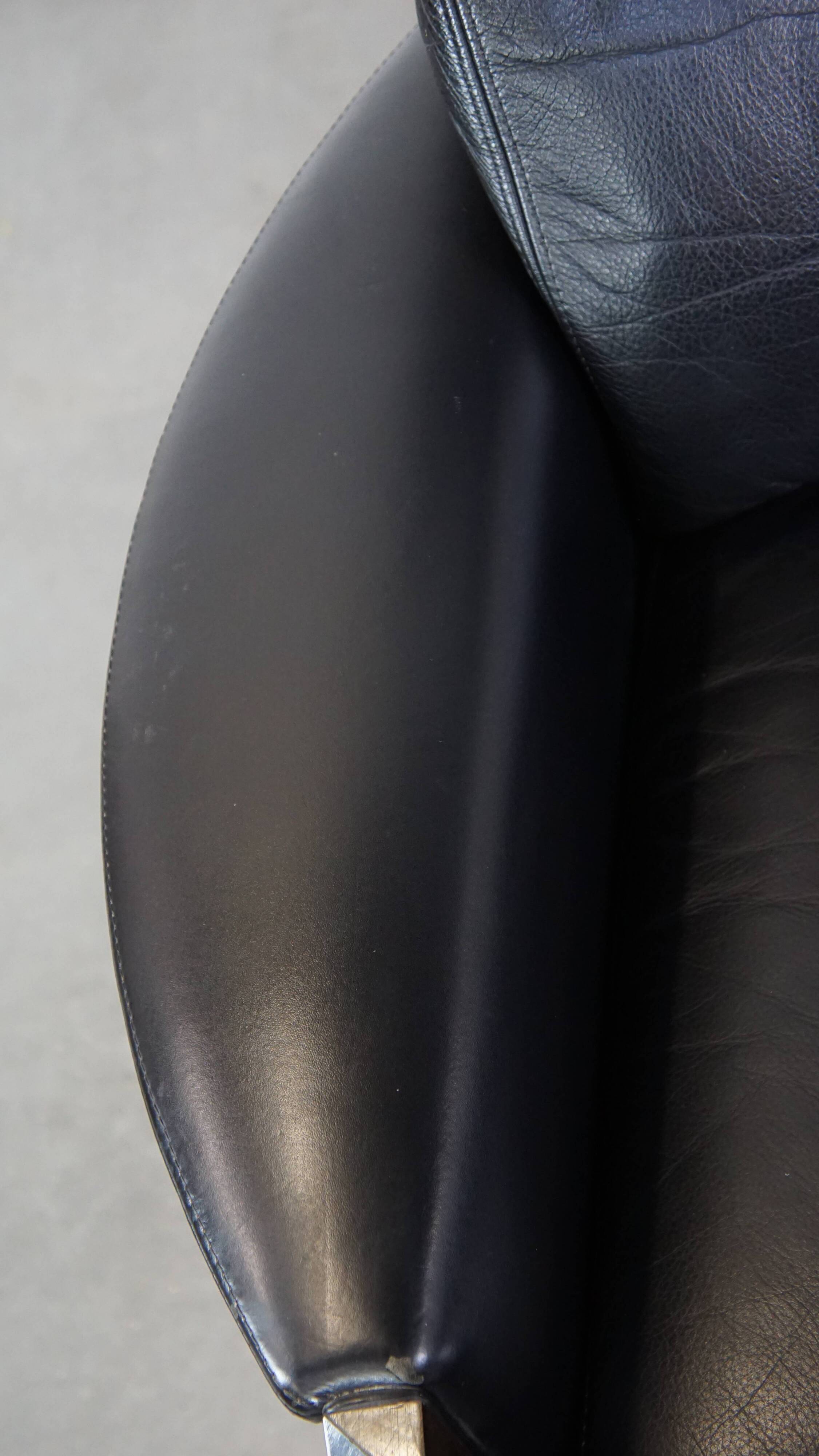 Fauteuil design en cuir noir de Giorgetti