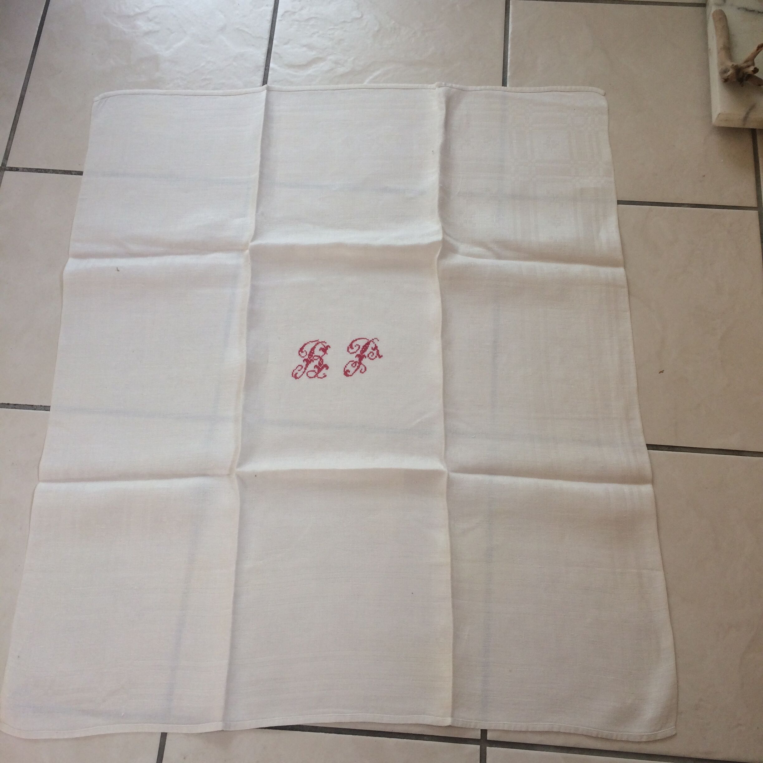 Lot de 14 serviettes blanches et anciennes avec initiales rouges