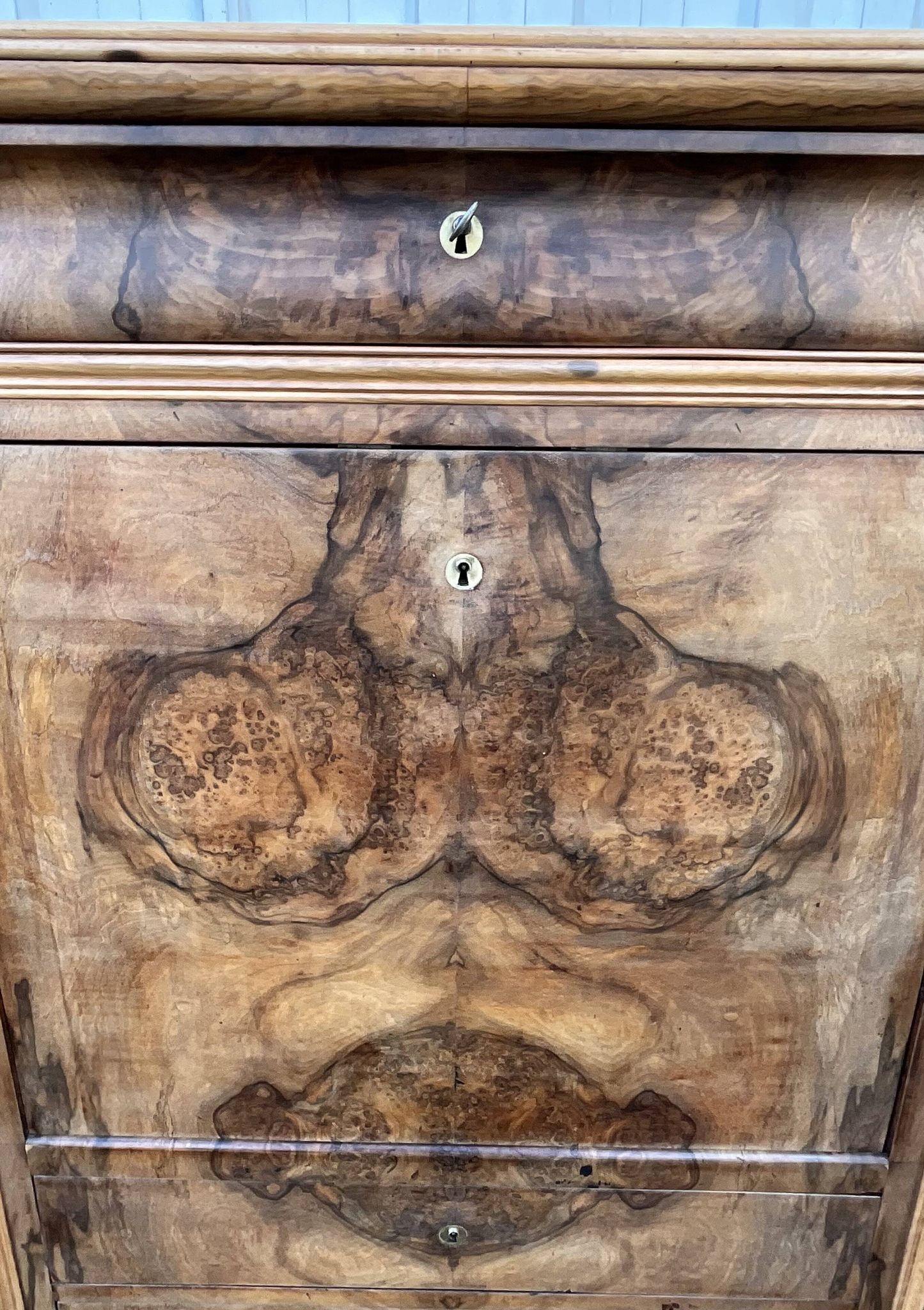 Louis-Philippe secretary, mid-19th century, in walnut burl.