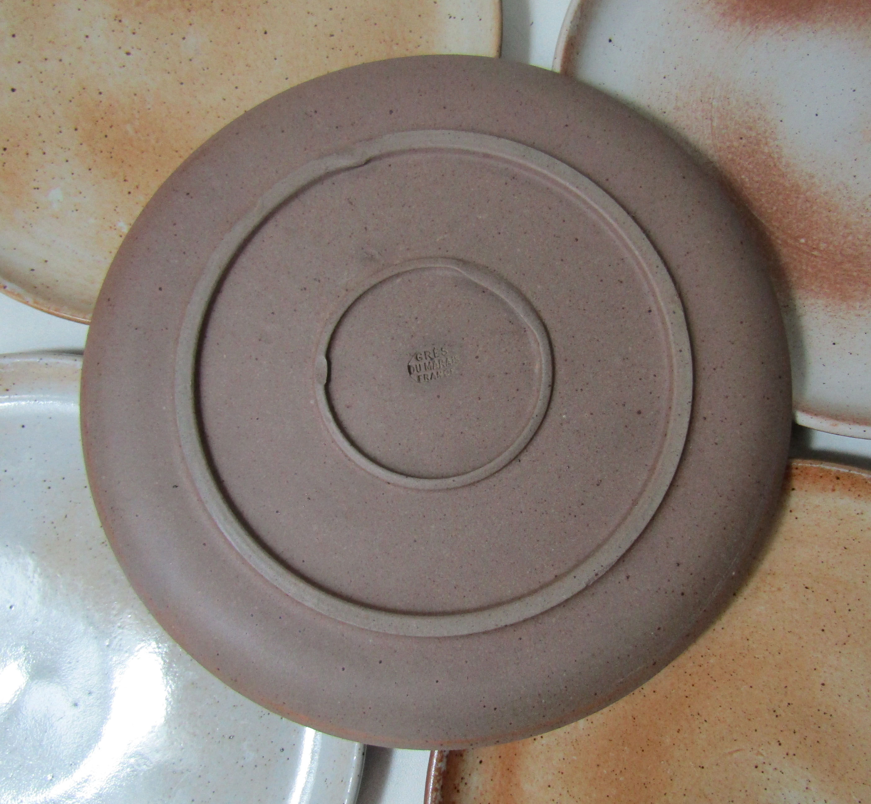 9 assiettes plates en grès du marais