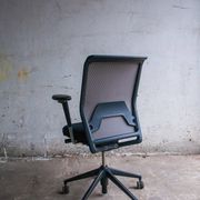 Vitra ID Trim office chair by Antonio Citterio — black mesh backrest and blue fabric seat, aluminium frame.