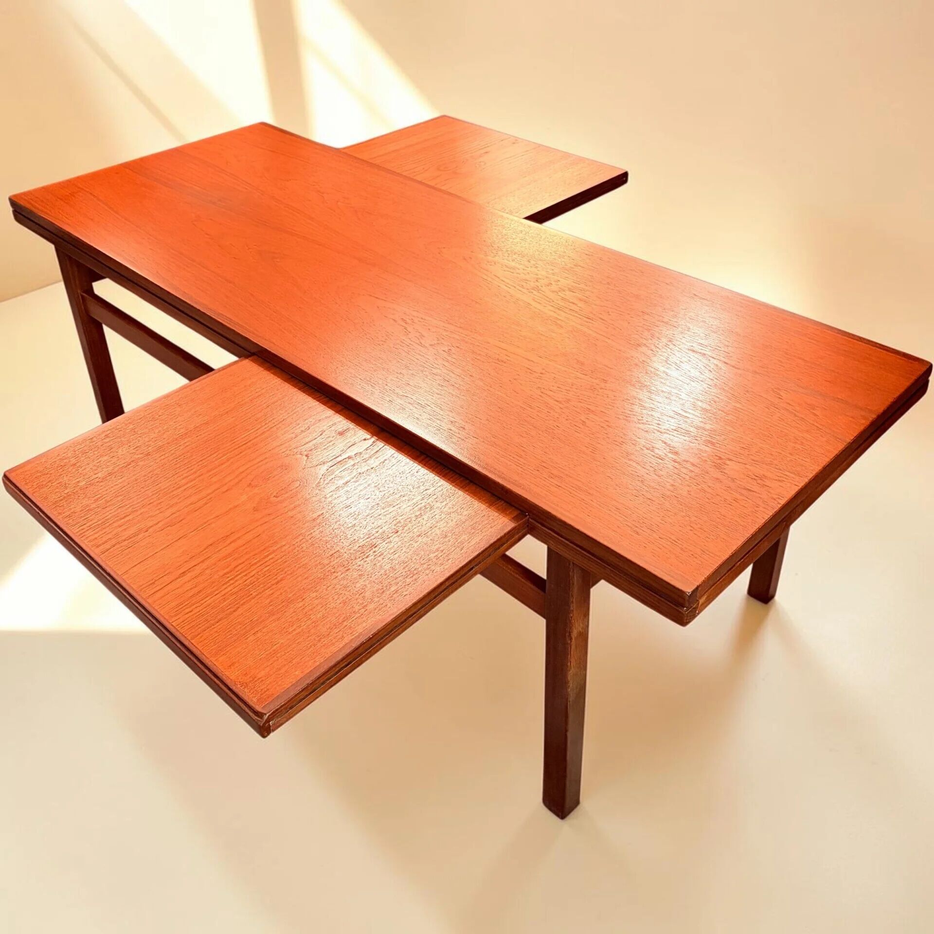 Table basse extensible des années 50, en placage de teck