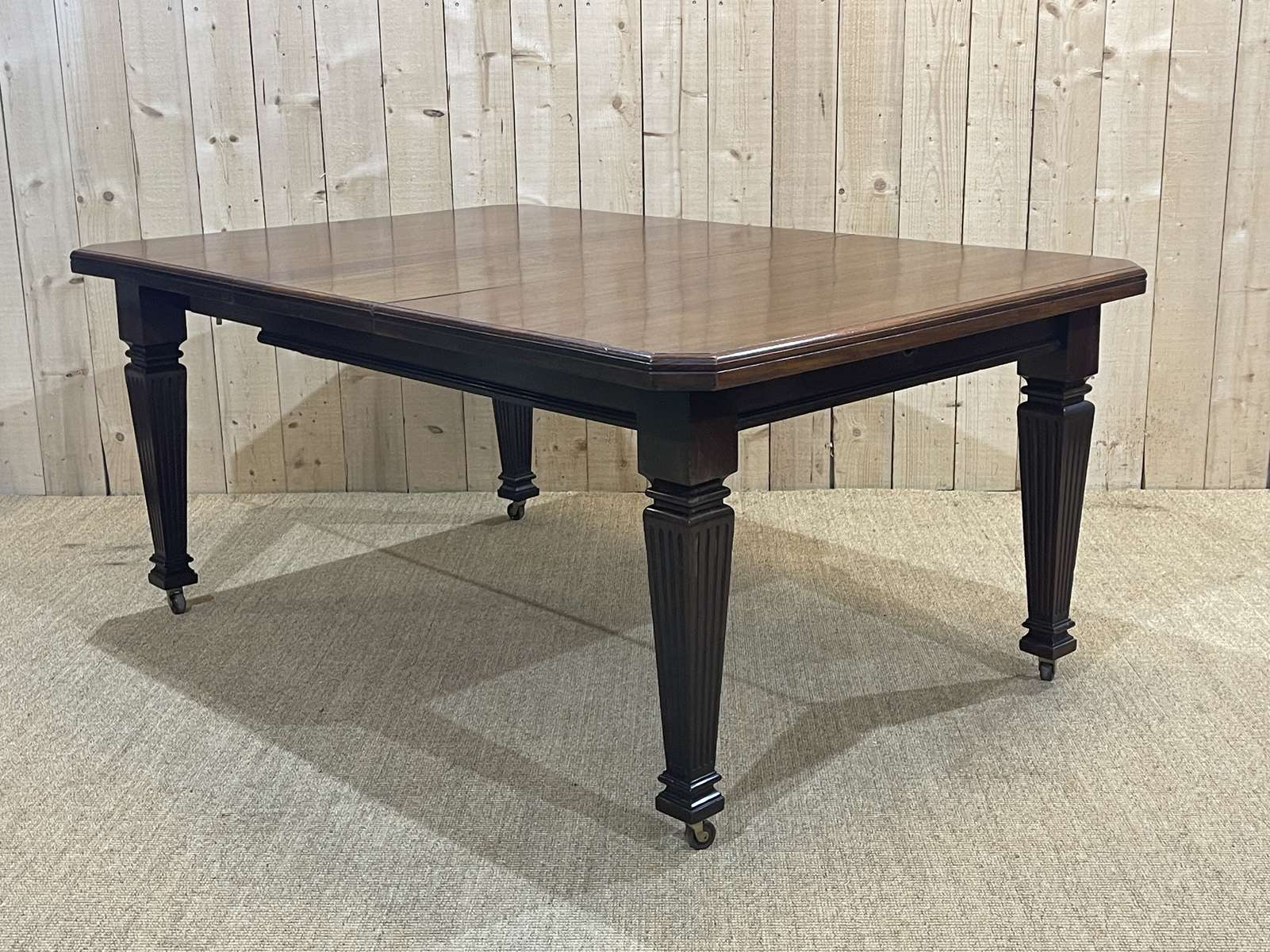 English mahogany table from the 1930s with an extension