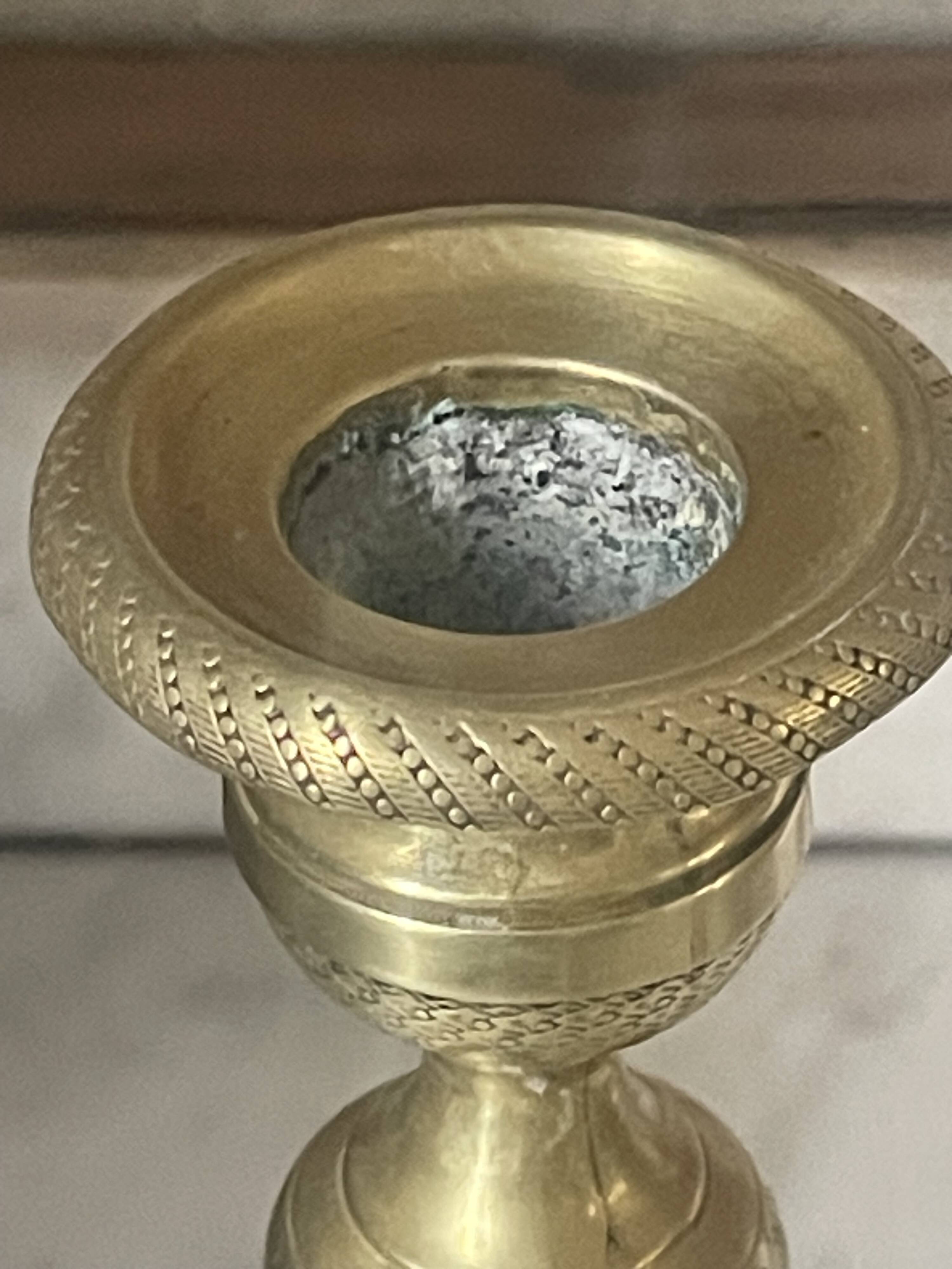 Pair of chiselled brass candlesticks from the 19th century.