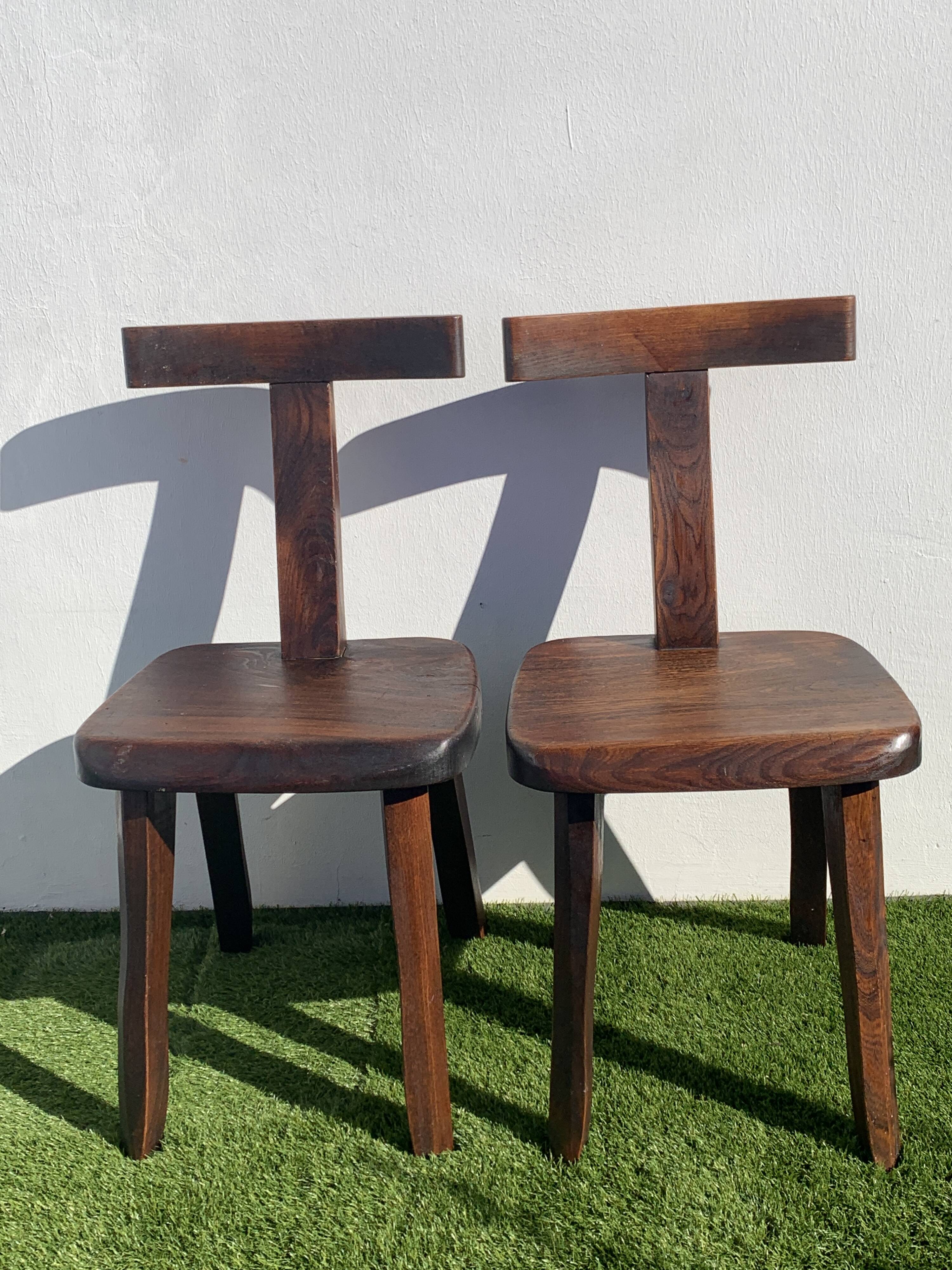 Pair of brutalist T-shaped chairs, solid Aranjou elm, design Olavi Hanninen, 1970