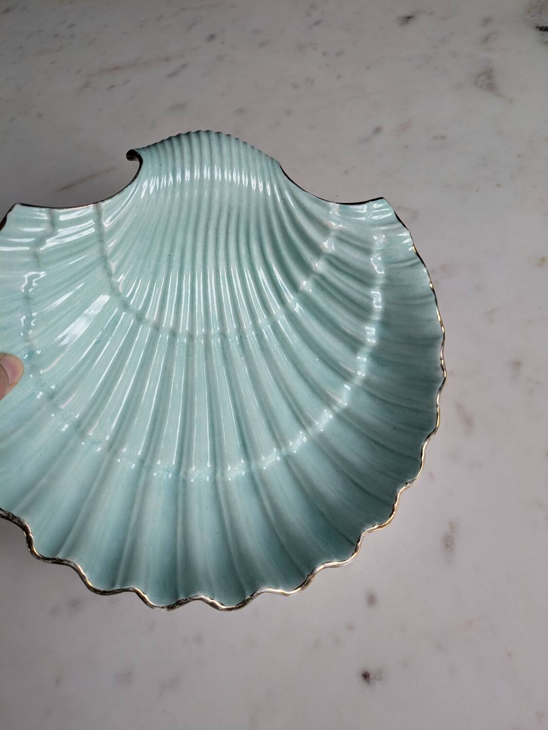 Shell-shaped porcelain dishes.