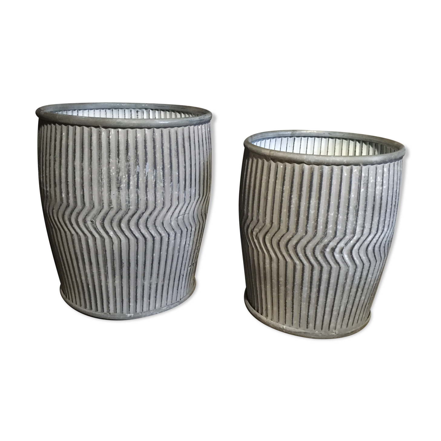 2 Dollytubs plant trays
