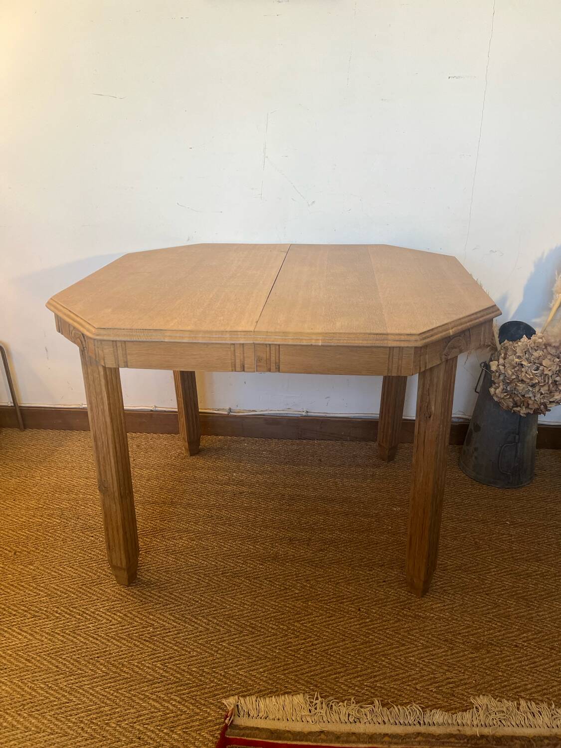 Extendable wooden art deco table for 4 to 8 people