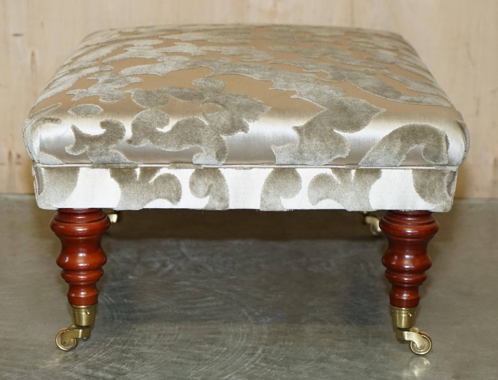 Canapé et repose-pieds en tissu, faits main en Angleterre