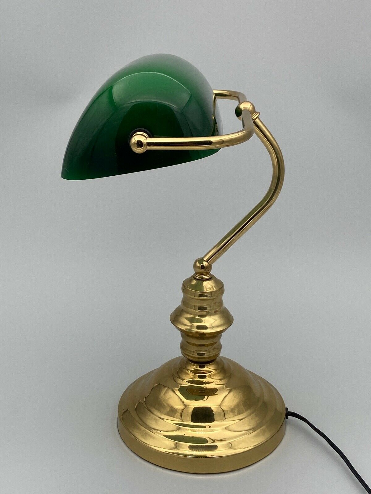 Banker's lamp in brass lampshade in green glass desk