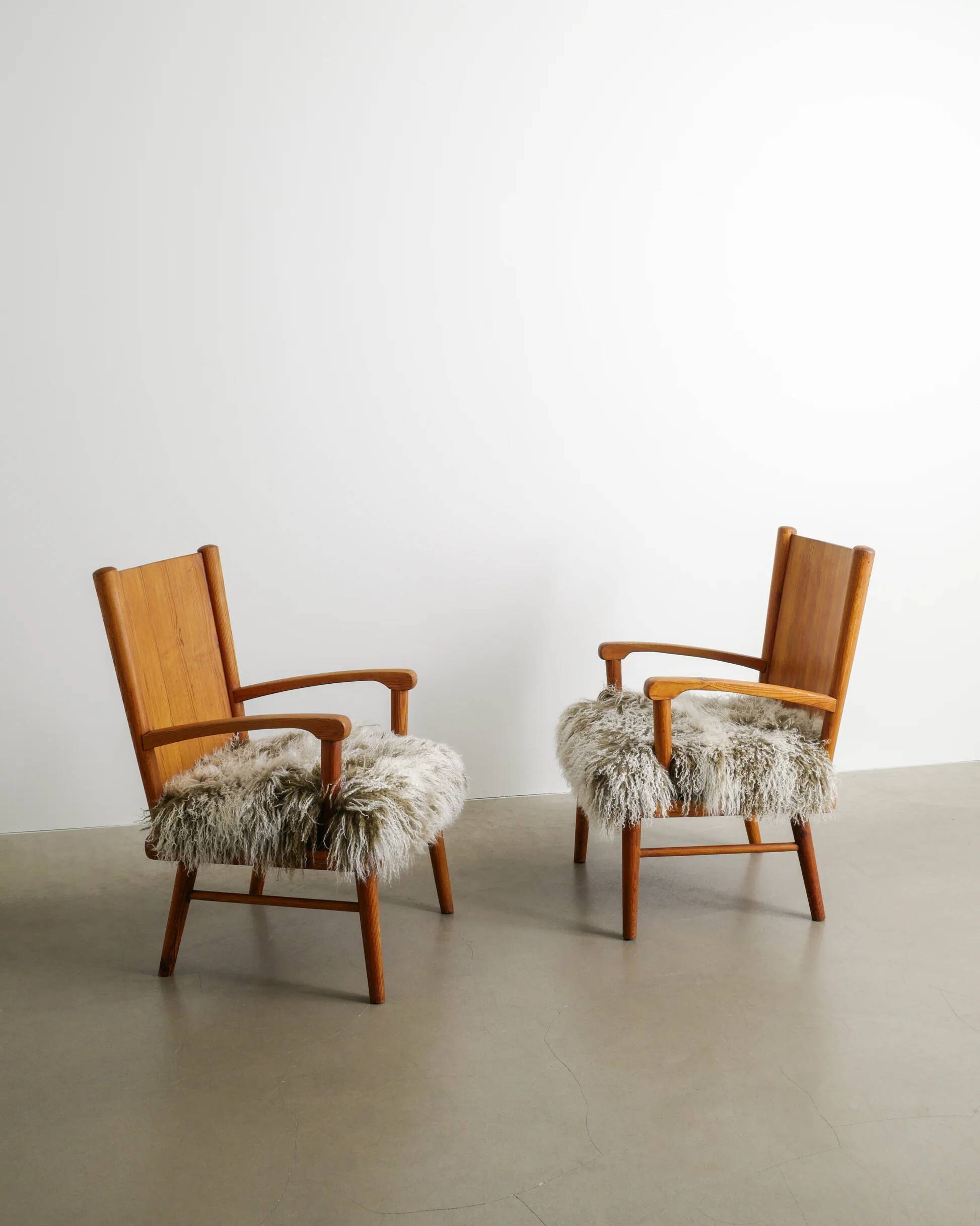 Paire de fauteuils suédois modernes du milieu du siècle en pin, années 1940.