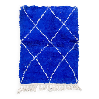 Tapis berbère marocain Beni Ouarain bleu majorelle à losanges écrus 1,47x1,05m