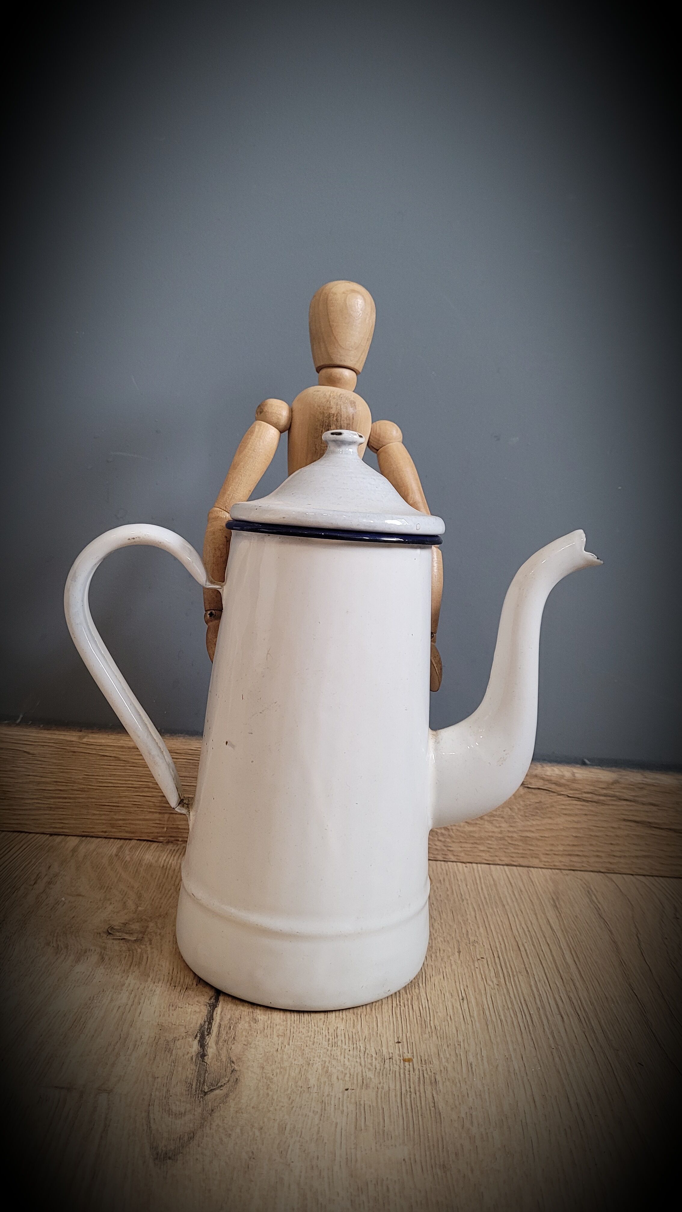 White enamelled coffee maker