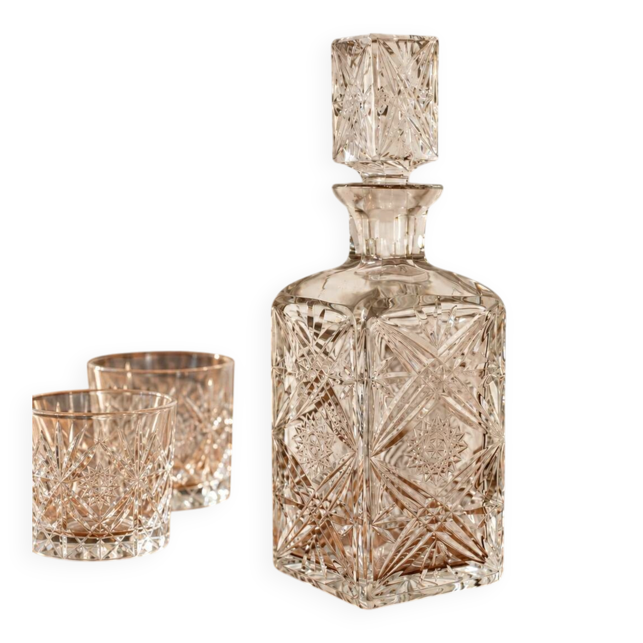 Carafe ancienne en verre taillé probablement en cristal – Motifs géométriques et bouchon assorti