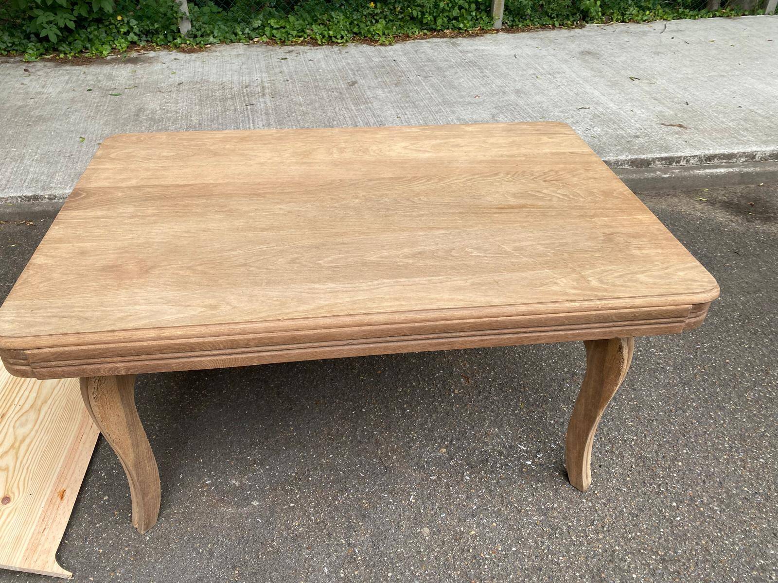 Renovated Art Deco extendable dining table in solid oak and pine from the 1960s.