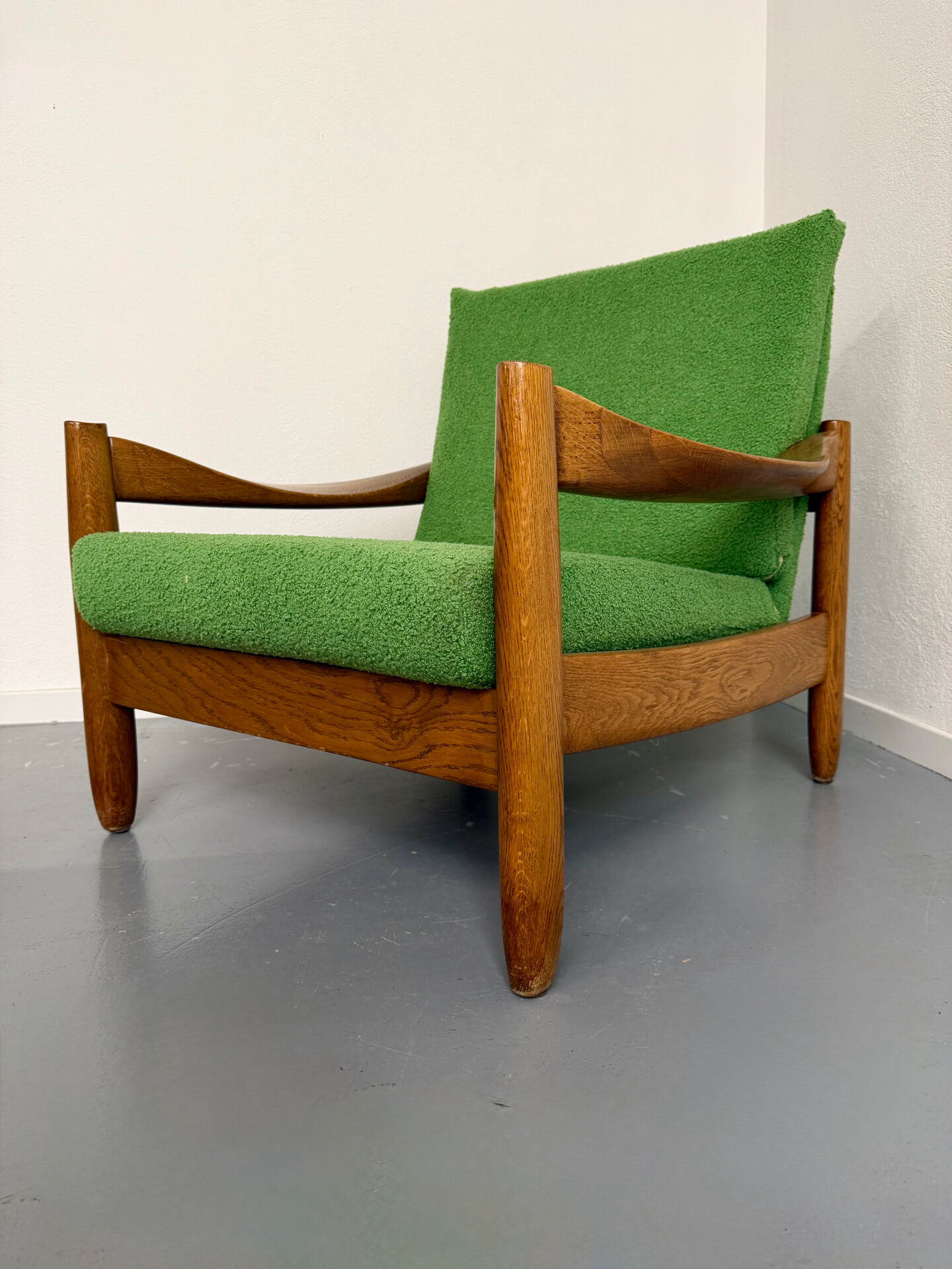 Lot of 2 vintage armchairs in solid oak with boucle fabric, Scandinavian design from the 70s.