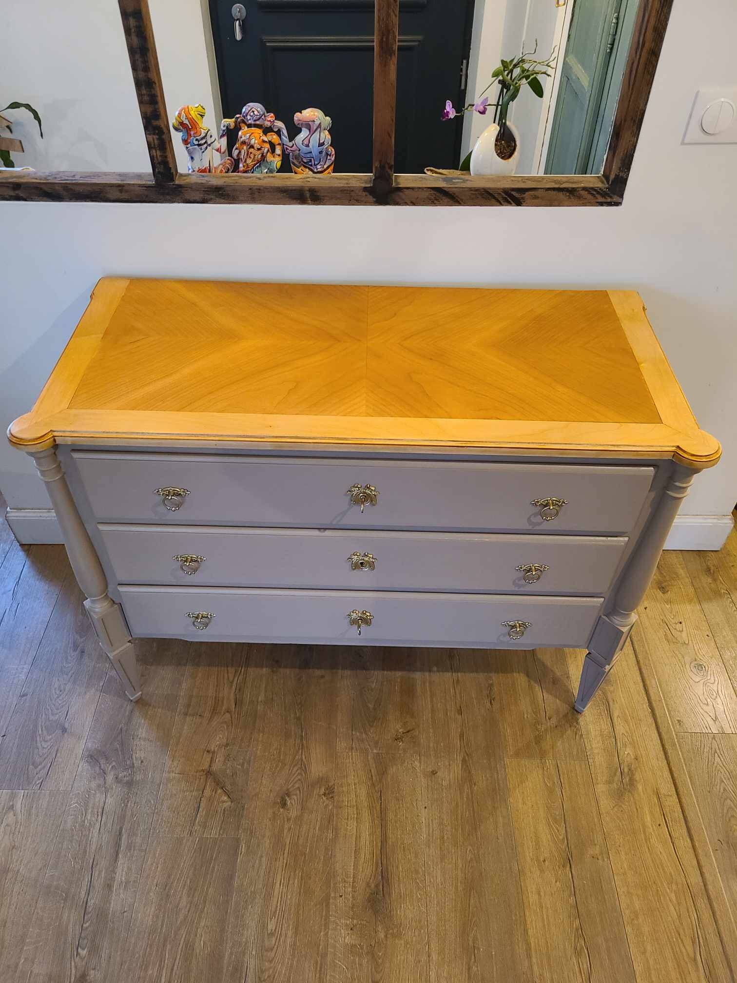 Commode en bois peint