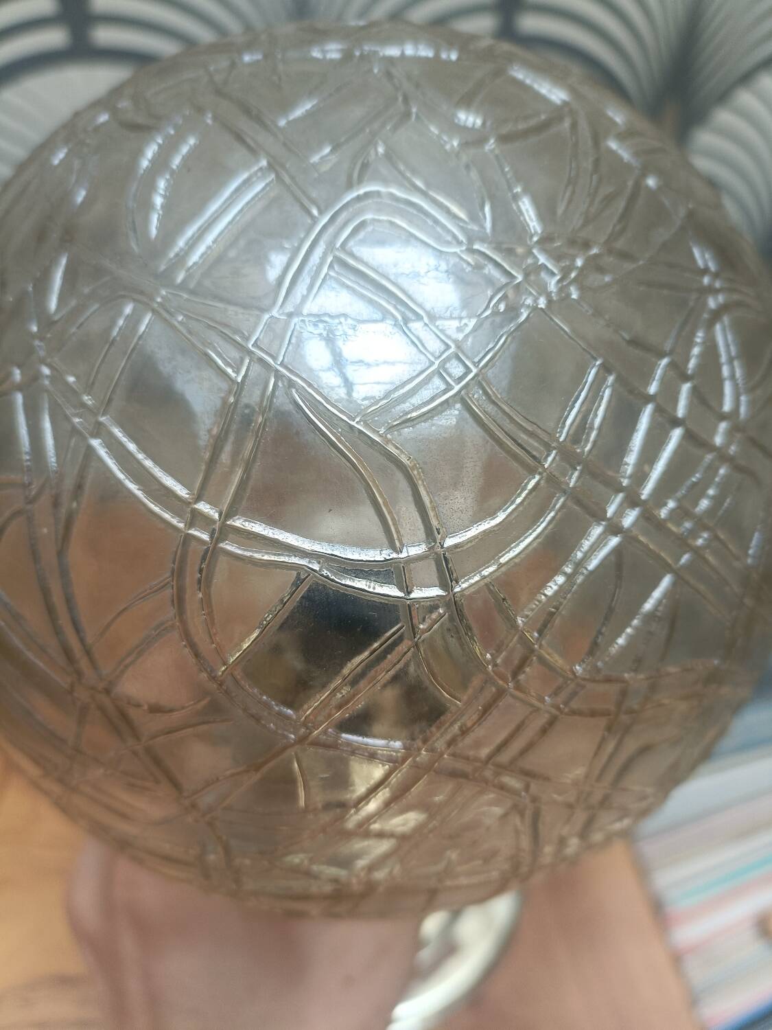 Applique avec globe en verre moulé ambré