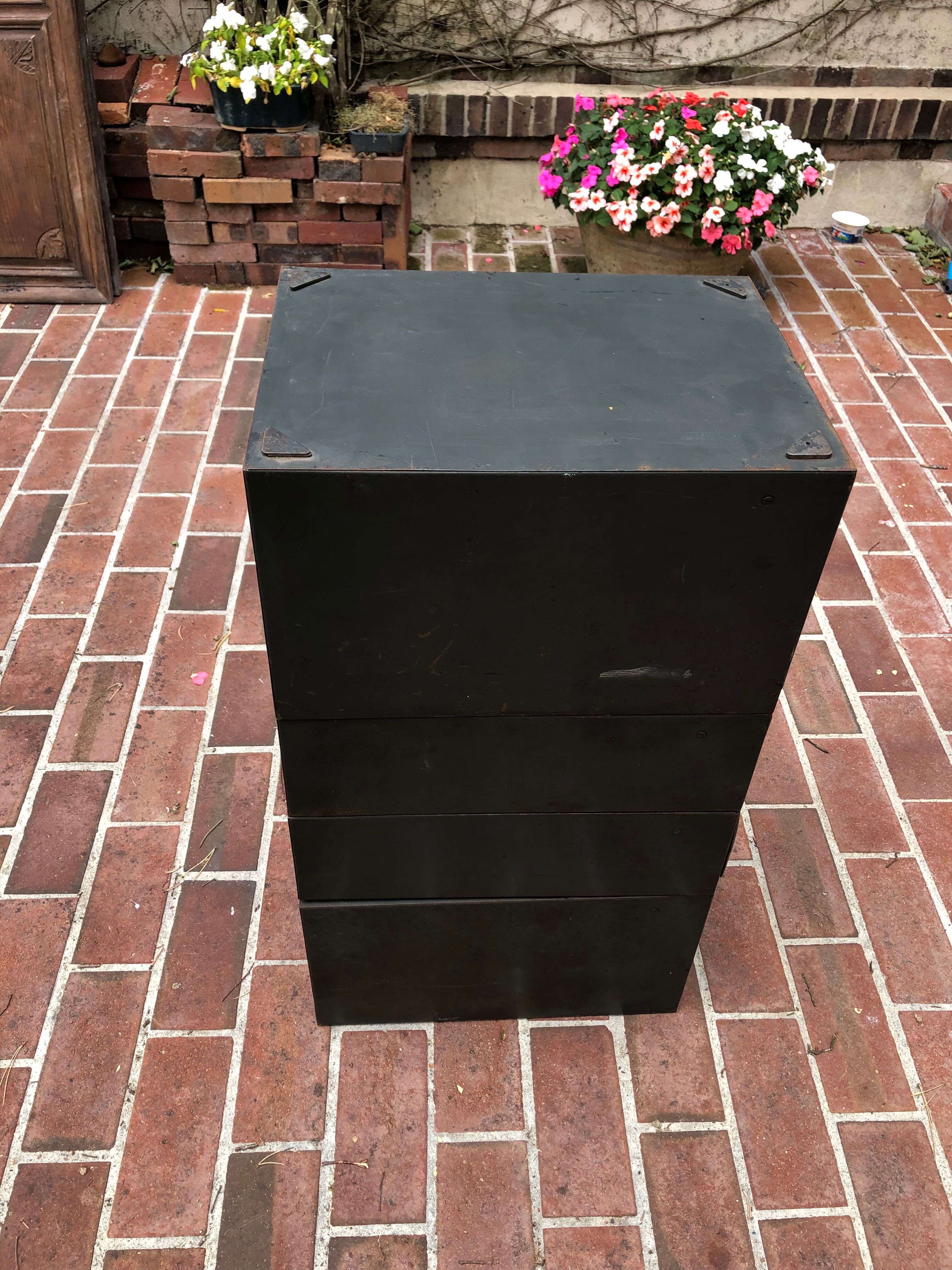 Metal drawer units