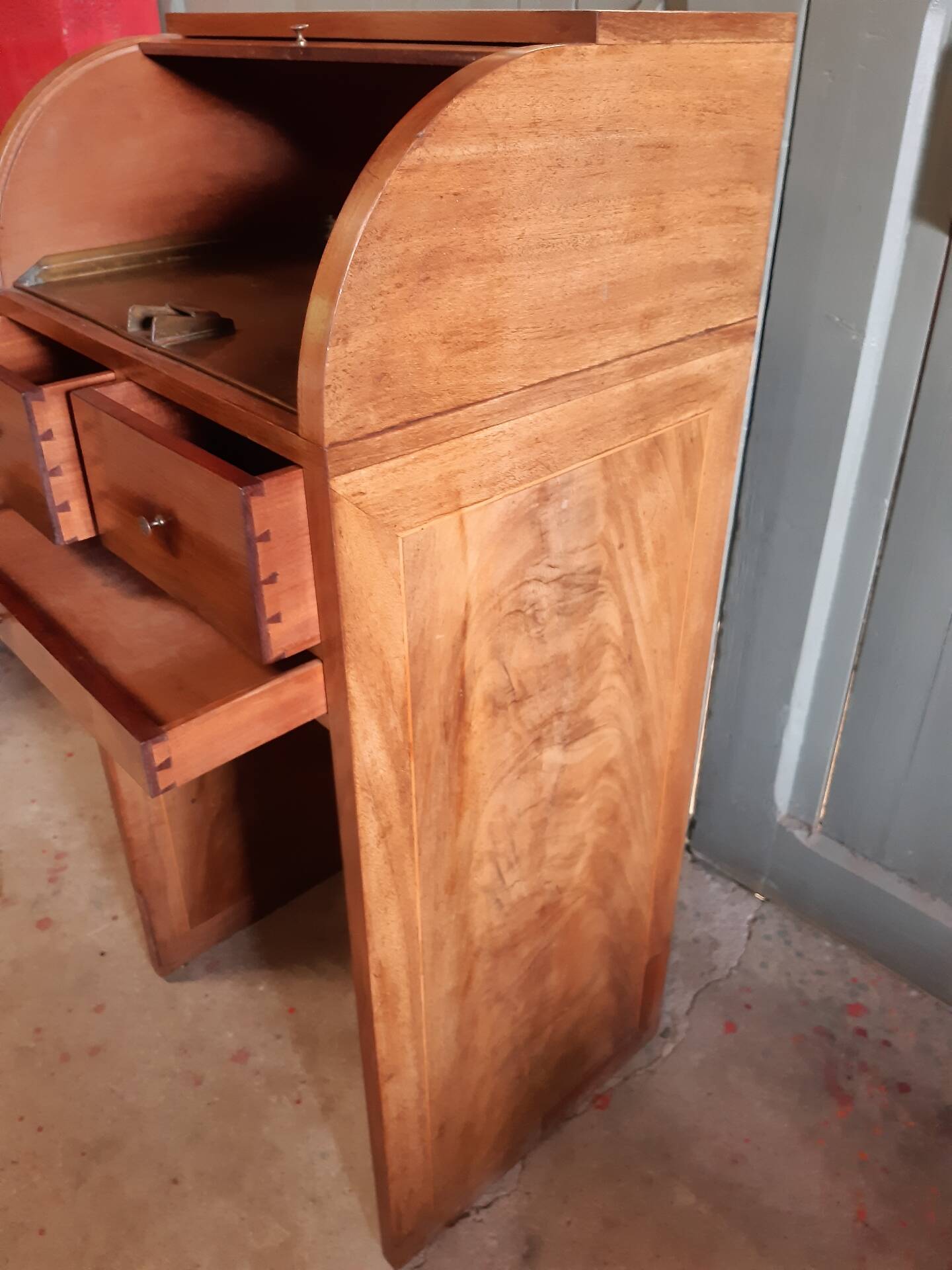 Meuble de métier à rouleau.
