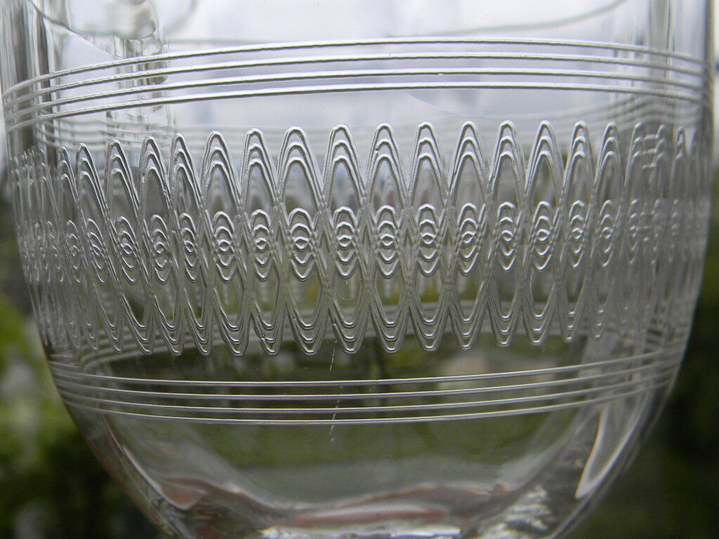 Lot de 8 verres anciens à vin blanc ou apéritif en cristal  gravé.