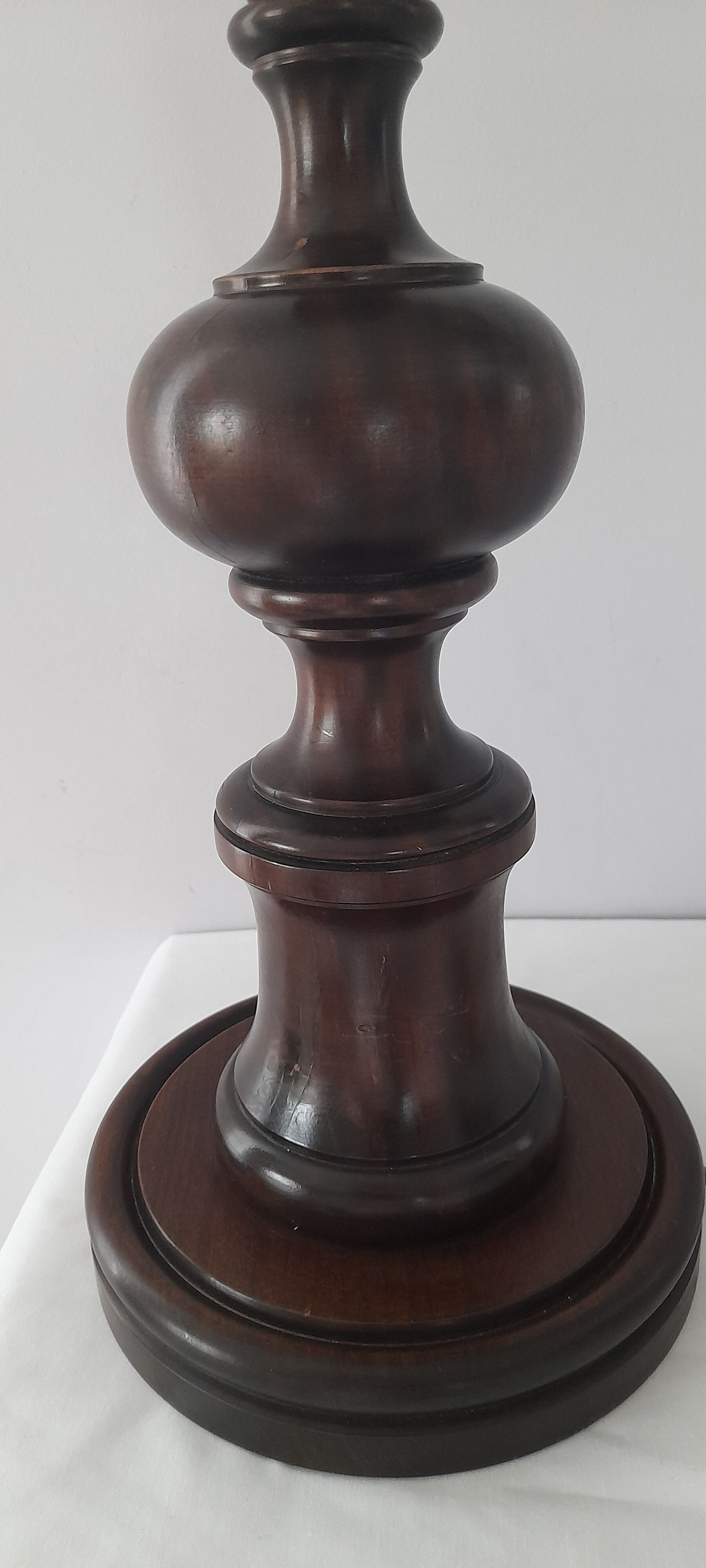 Wooden lamp base turns