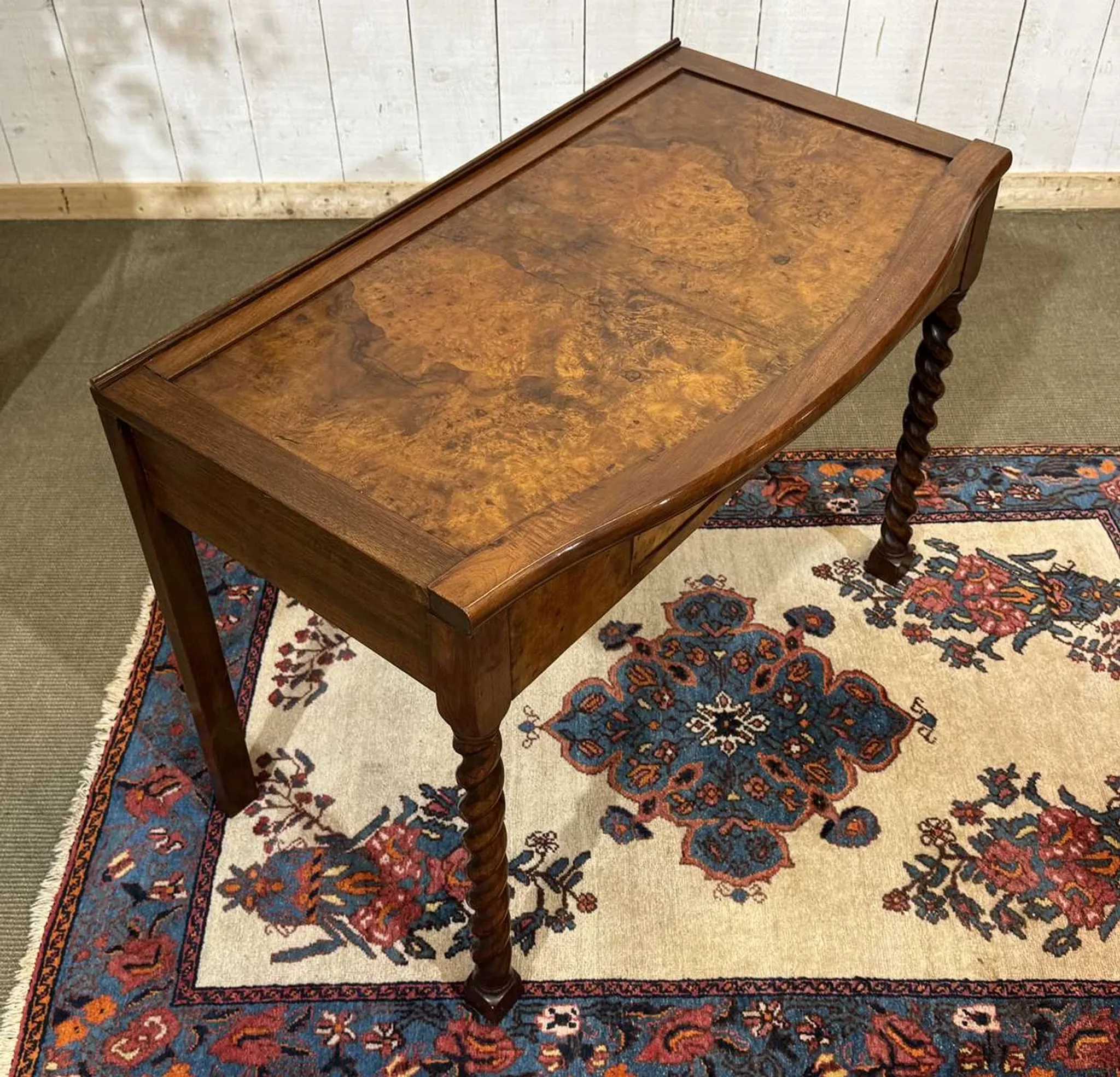 English desk table in walnut burl from the early 20th century.