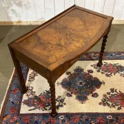 English desk table in walnut burl from the early 20th century.