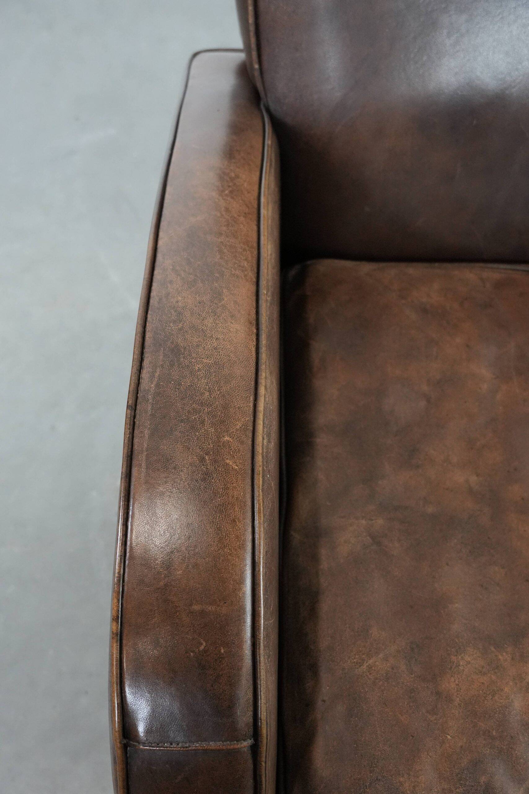Fauteuil en cuir de mouton élégant et stylé avec un design épuré.