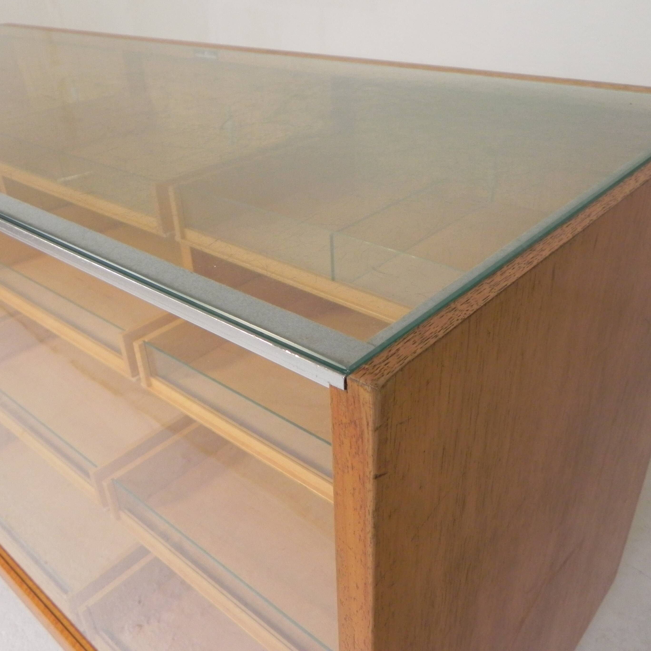 Counter, display case by Ladenbau Brixius, 150 cm long, 1950s.
