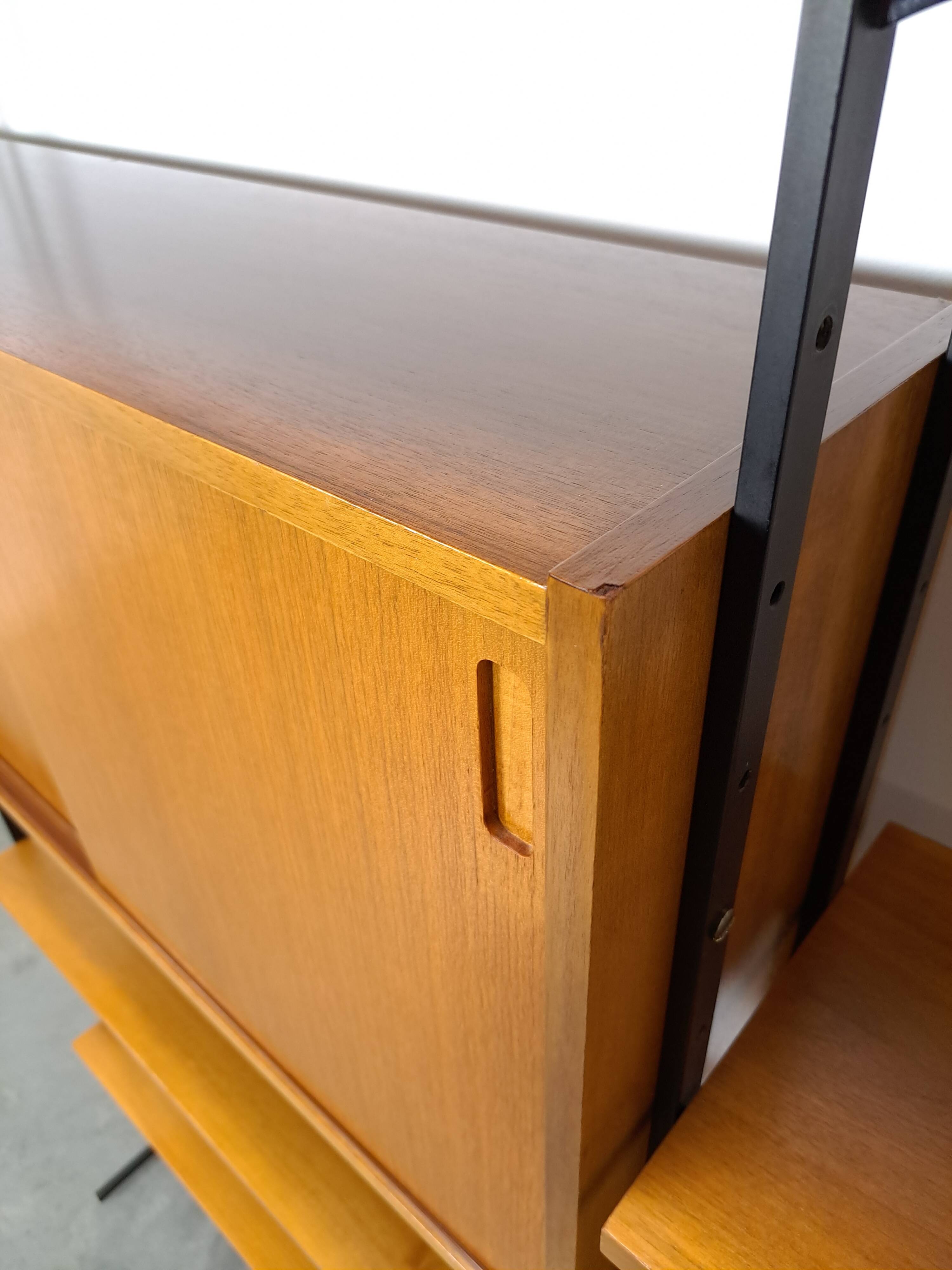 Modulair Omnia wandsysteem, Hilker, teak en zwart staal met legplanken