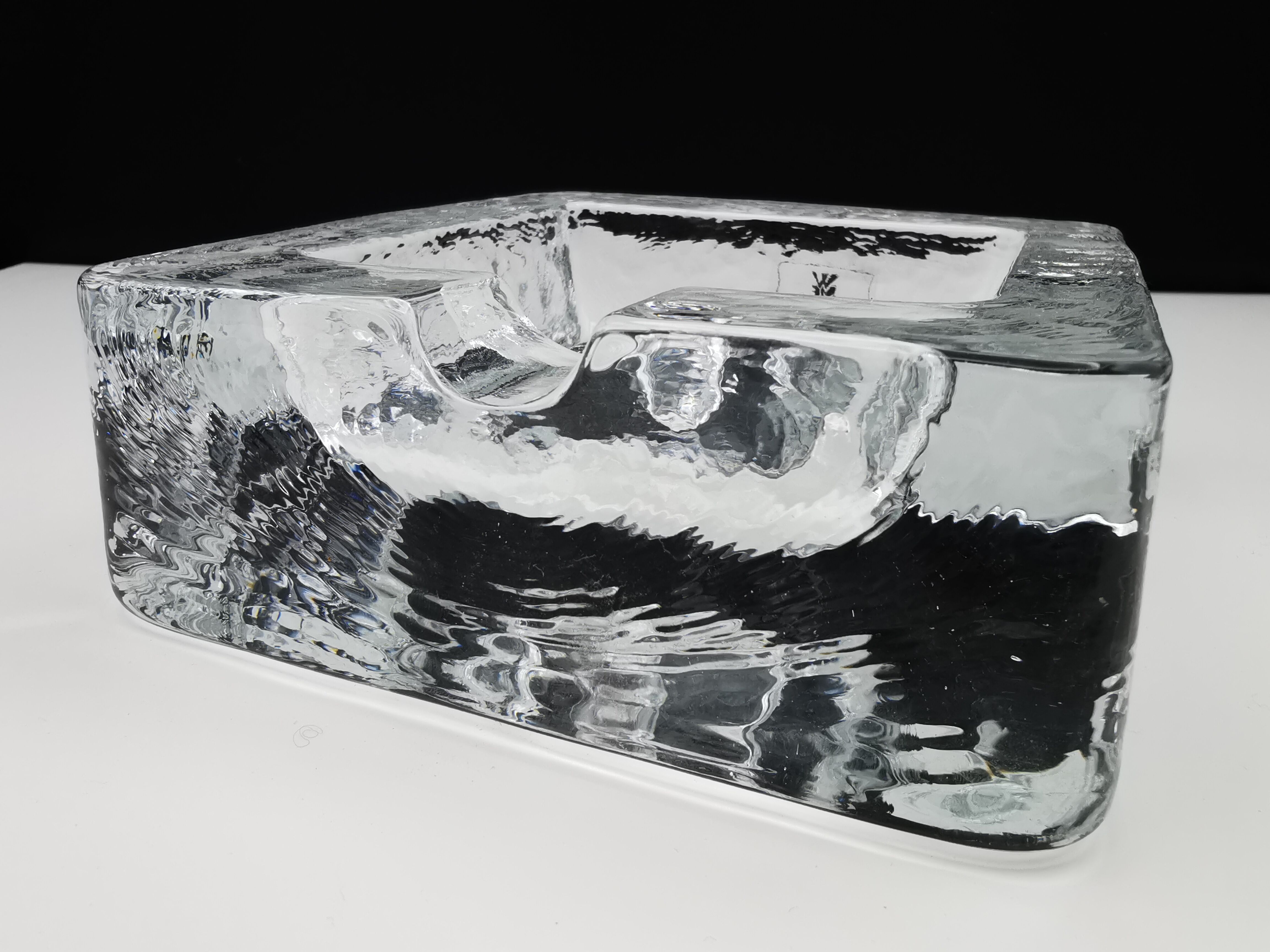 Vintage cigar ashtray glass paved