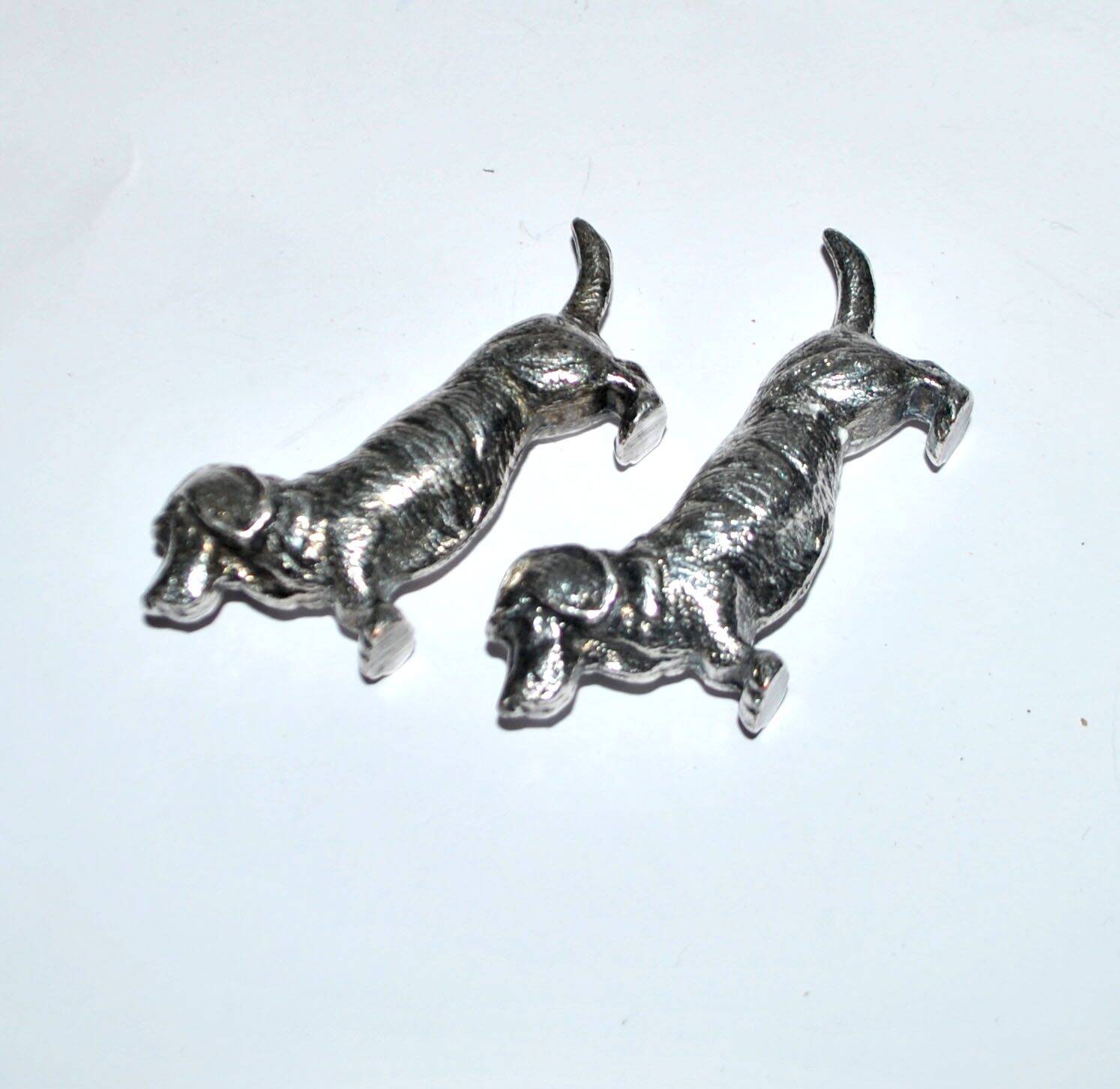 Set of 2 vintage animal knife rests, dachshund and basset hound, in silver-plated metal.