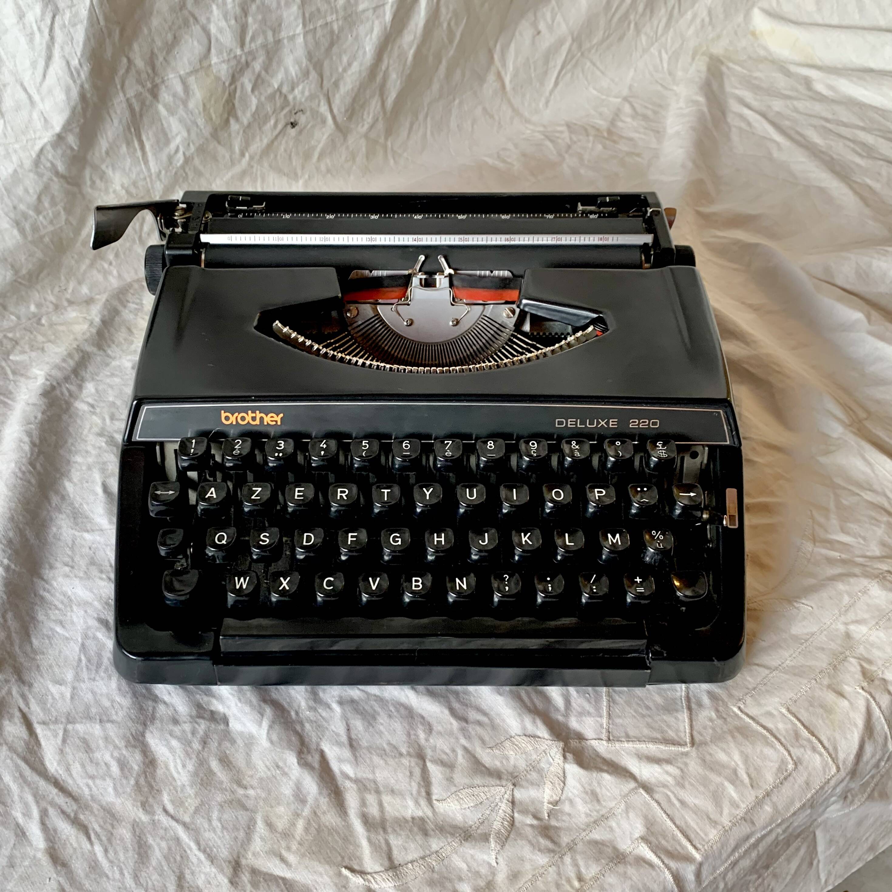 Old Brother 220 Deluxe mechanical typewriter - Made in Japan