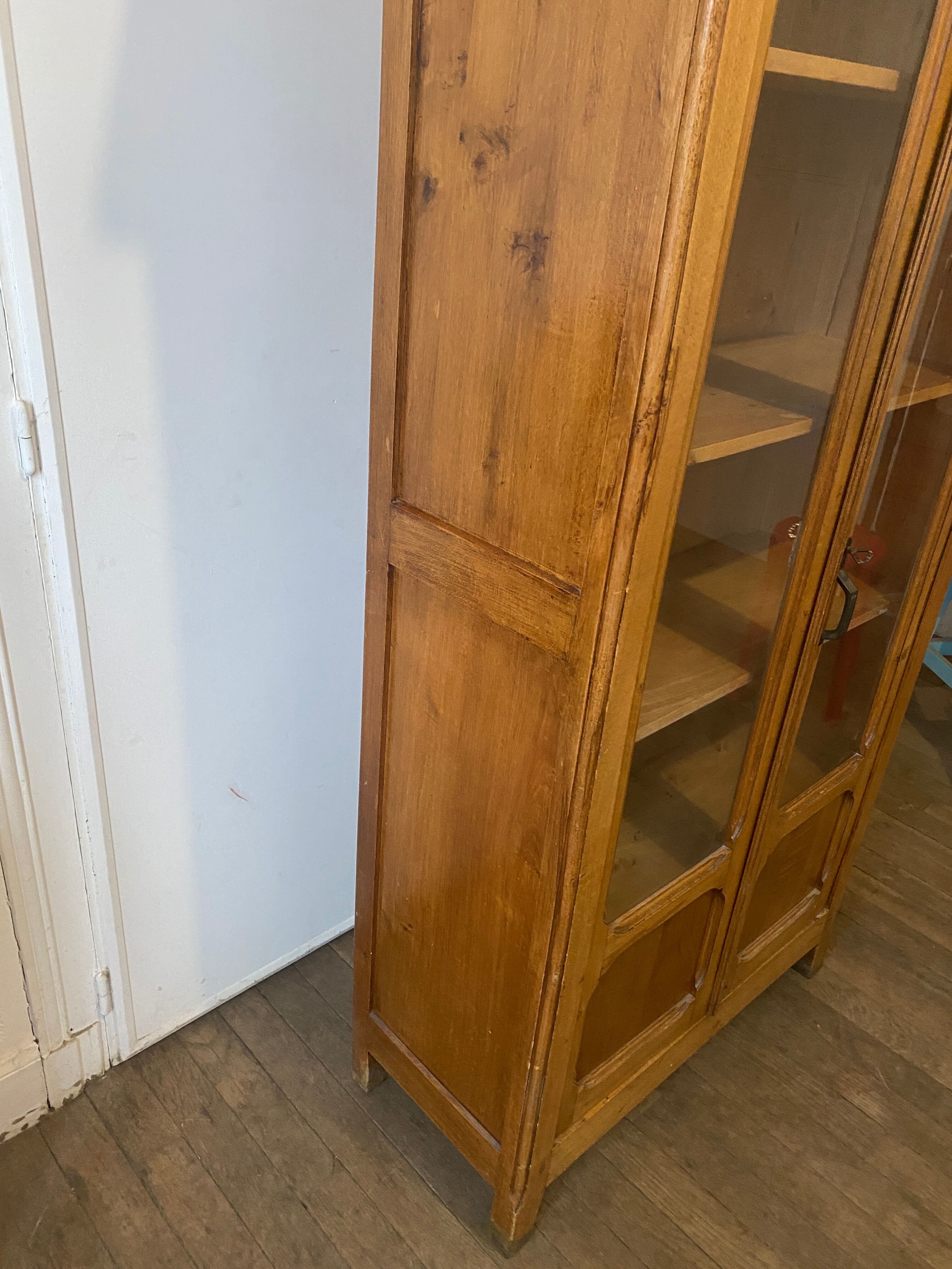 Small old Parisian showcase