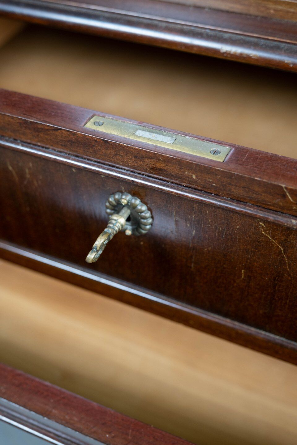 Hepplewhite mahogany showcases from the 1930s