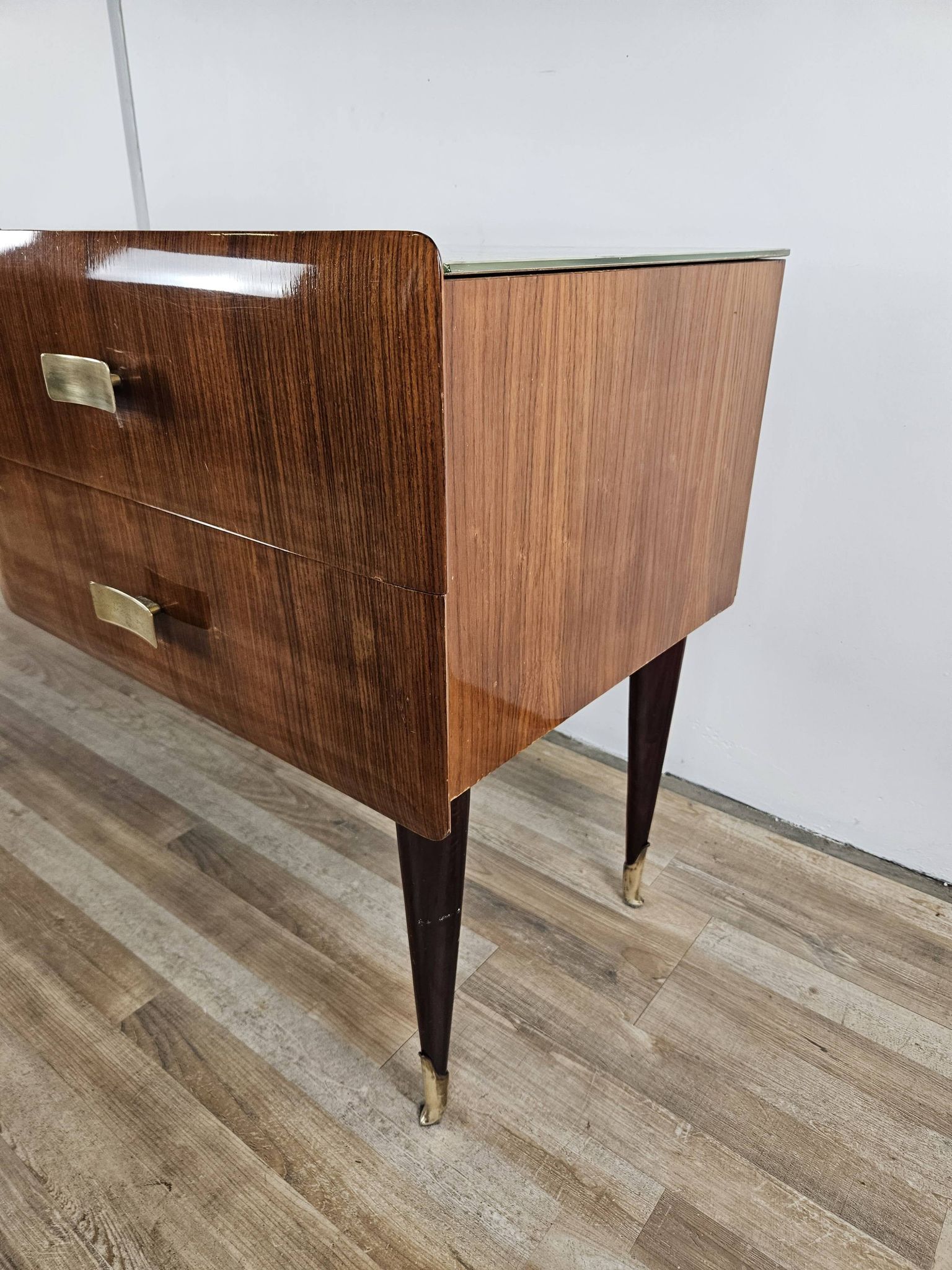 Mid-century drawer chest in mahogany, brass and glass.