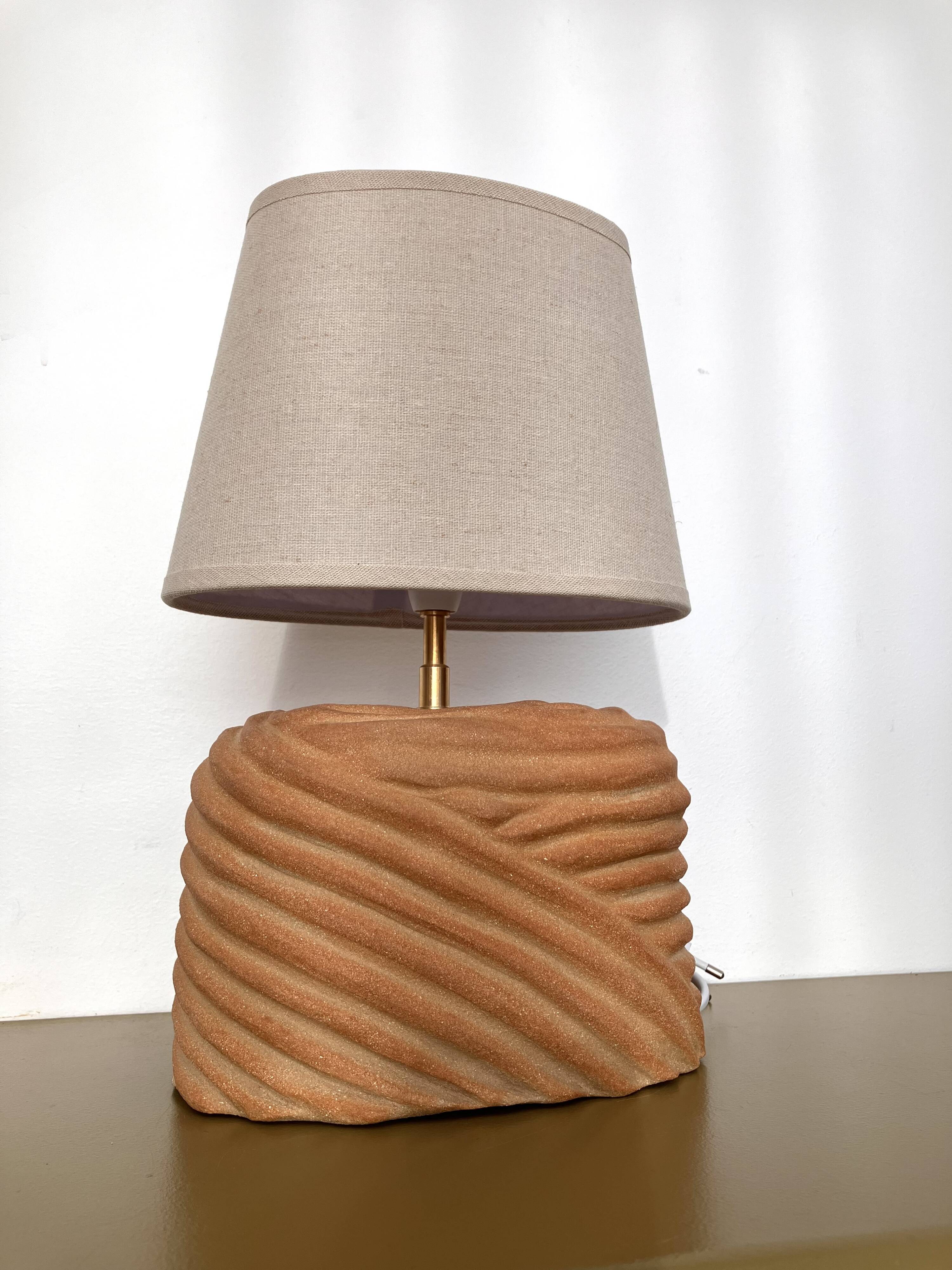 Oval table lamp in handcrafted ceramic with draped effect.