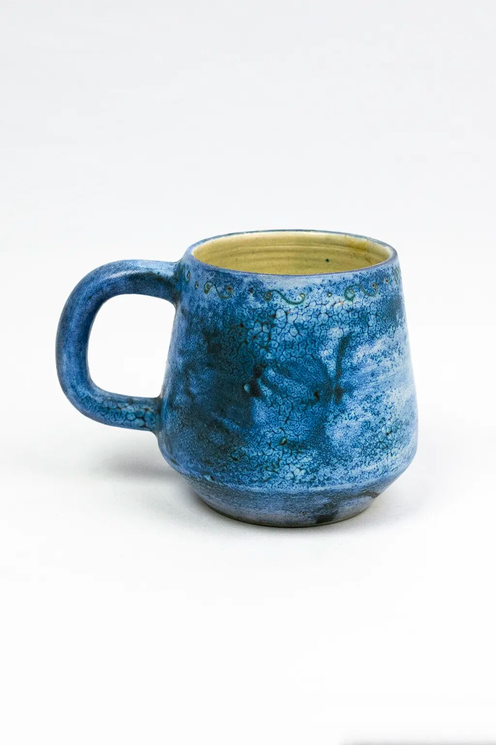 Mug Jacques Blin – Faïence émaillée bleue décor incisé animaux fantastiques